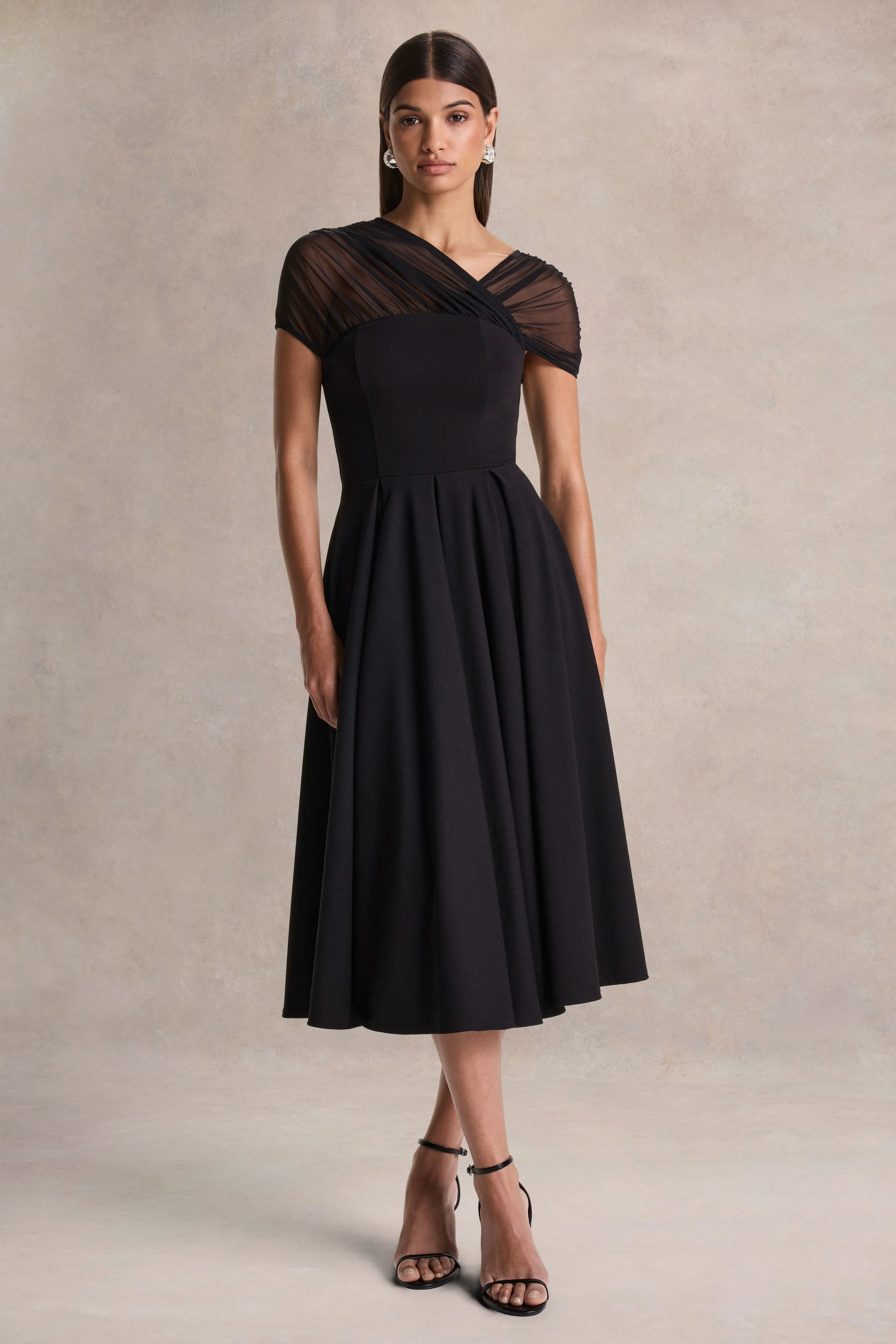 Rosette | Robe mi-longue noire à encolure asymétrique