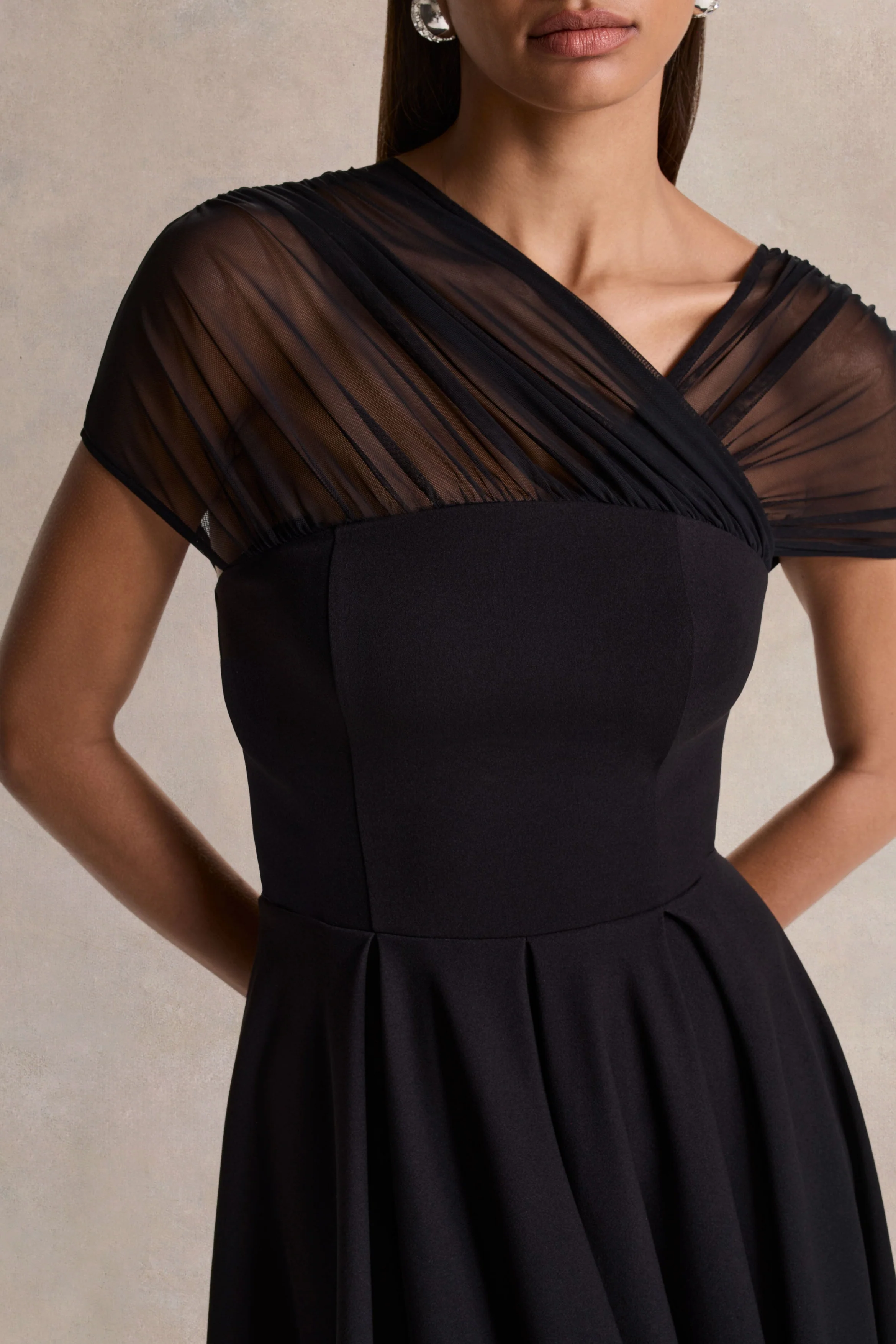 Rosette | Robe mi-longue noire à encolure asymétrique - Image 3