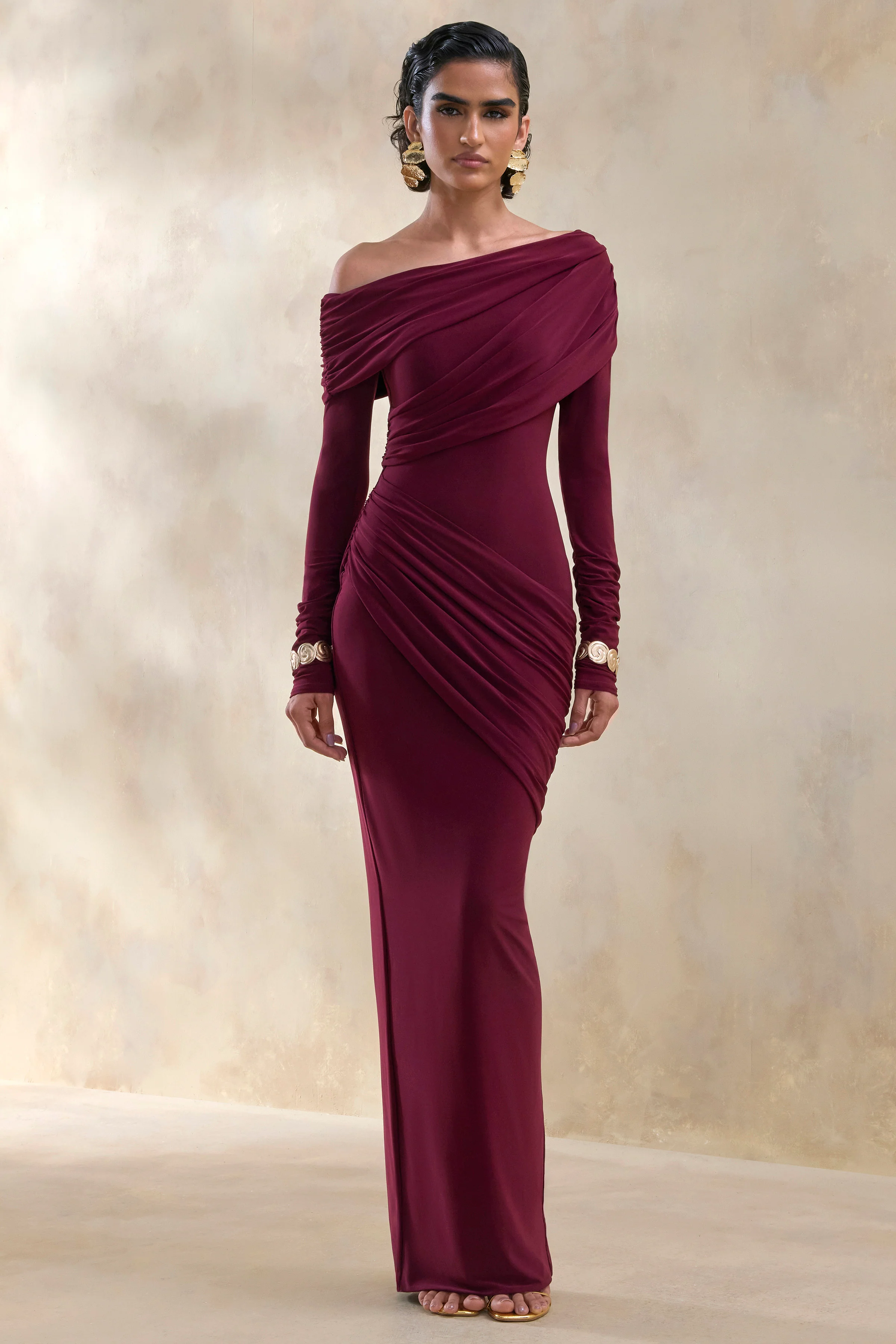 Rosirene | Robe longue bordeaux à encolure asymétrique avec détails drapés