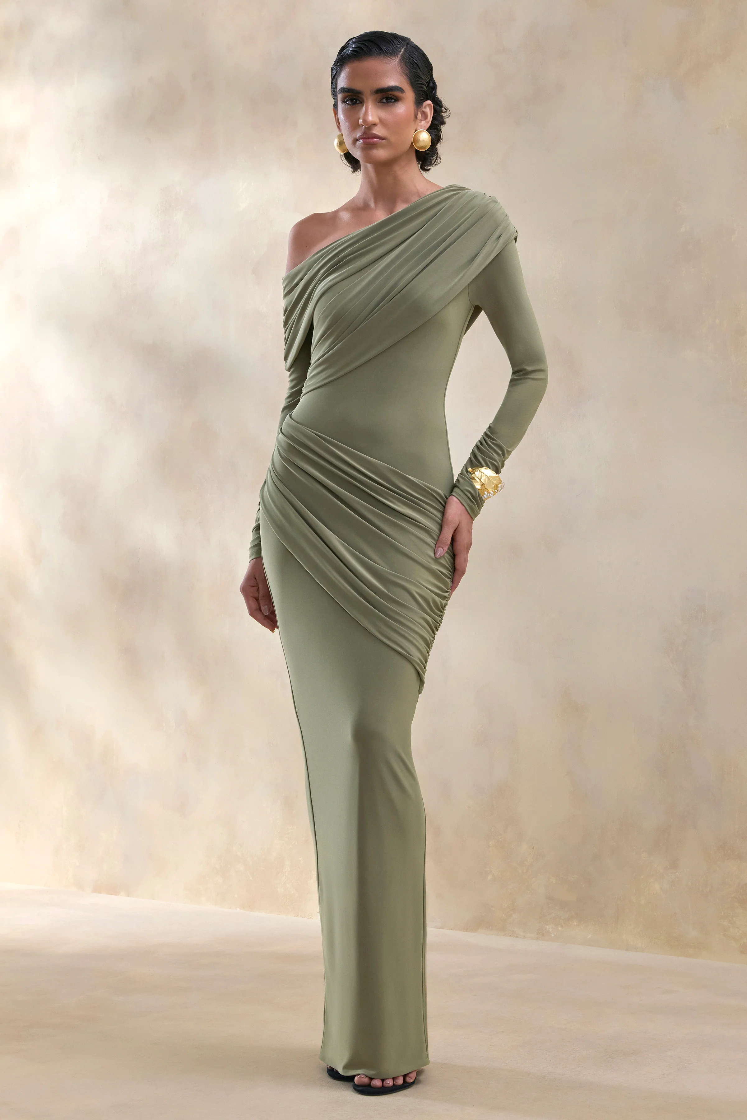 Rosirene | Robe longue olive à décolleté asymétrique avec détails drapés