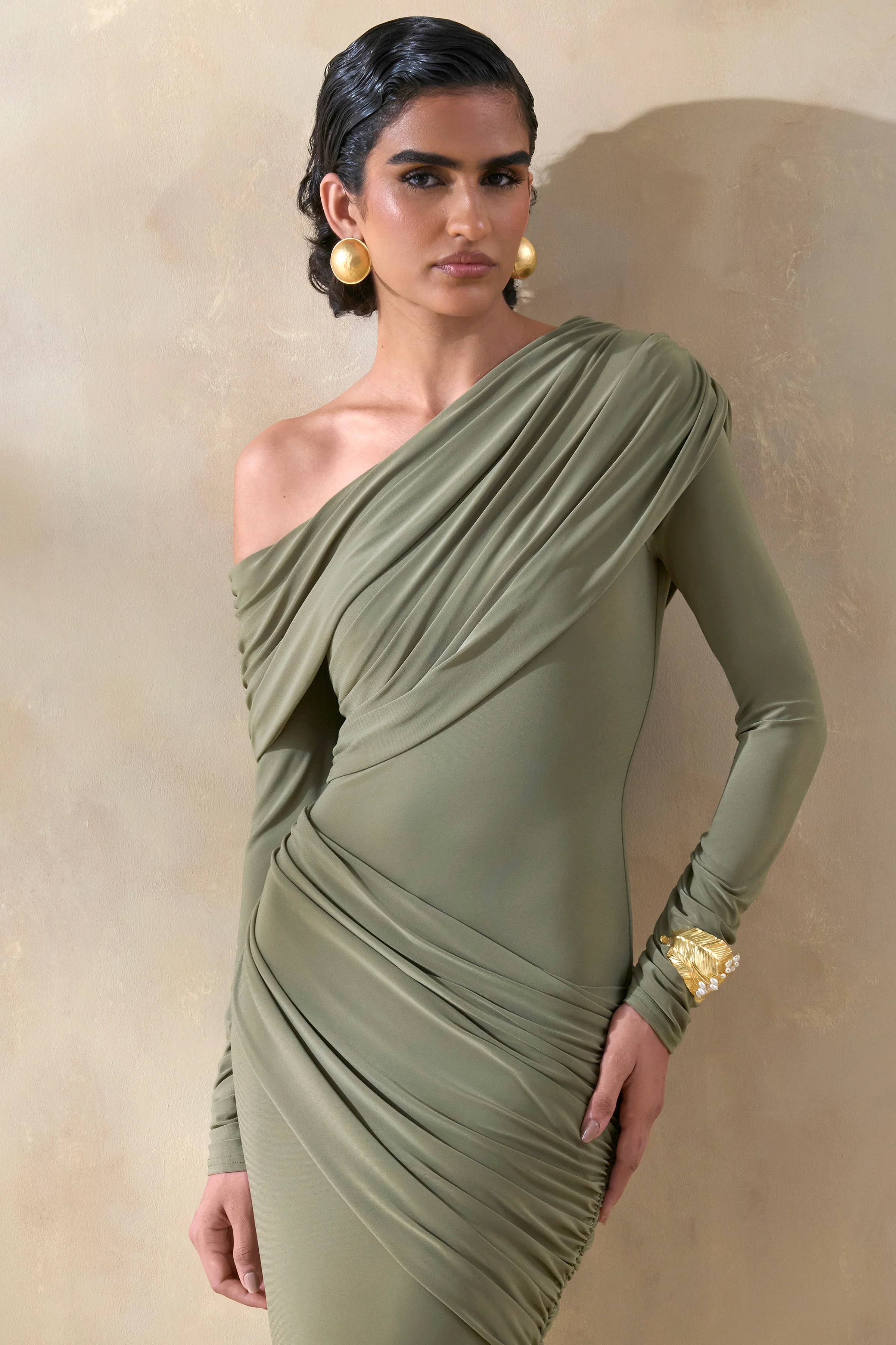 Rosirene | Robe longue olive à décolleté asymétrique avec détails drapés - Image 3