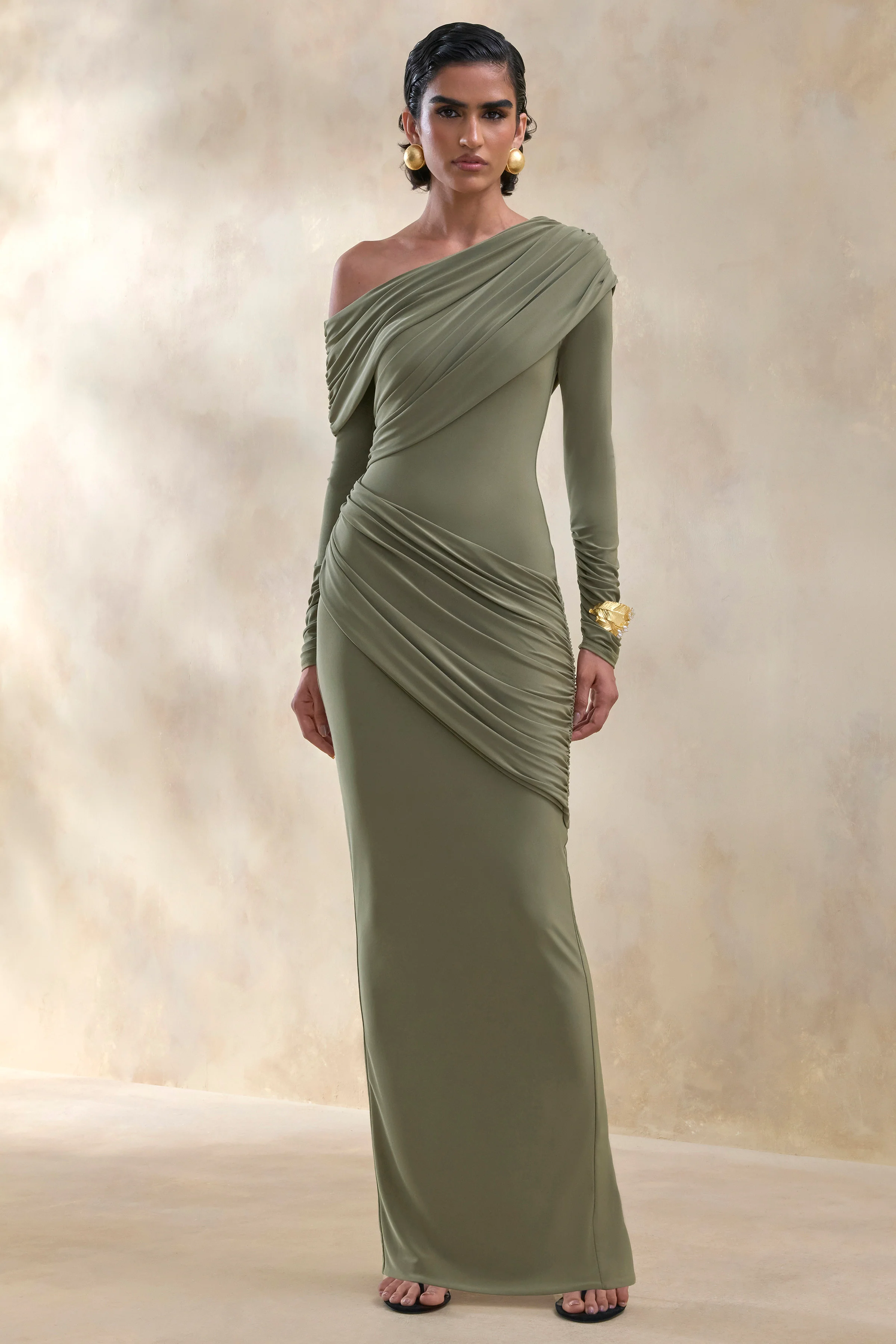 Rosirene | Robe longue olive à décolleté asymétrique avec détails drapés - Image 5