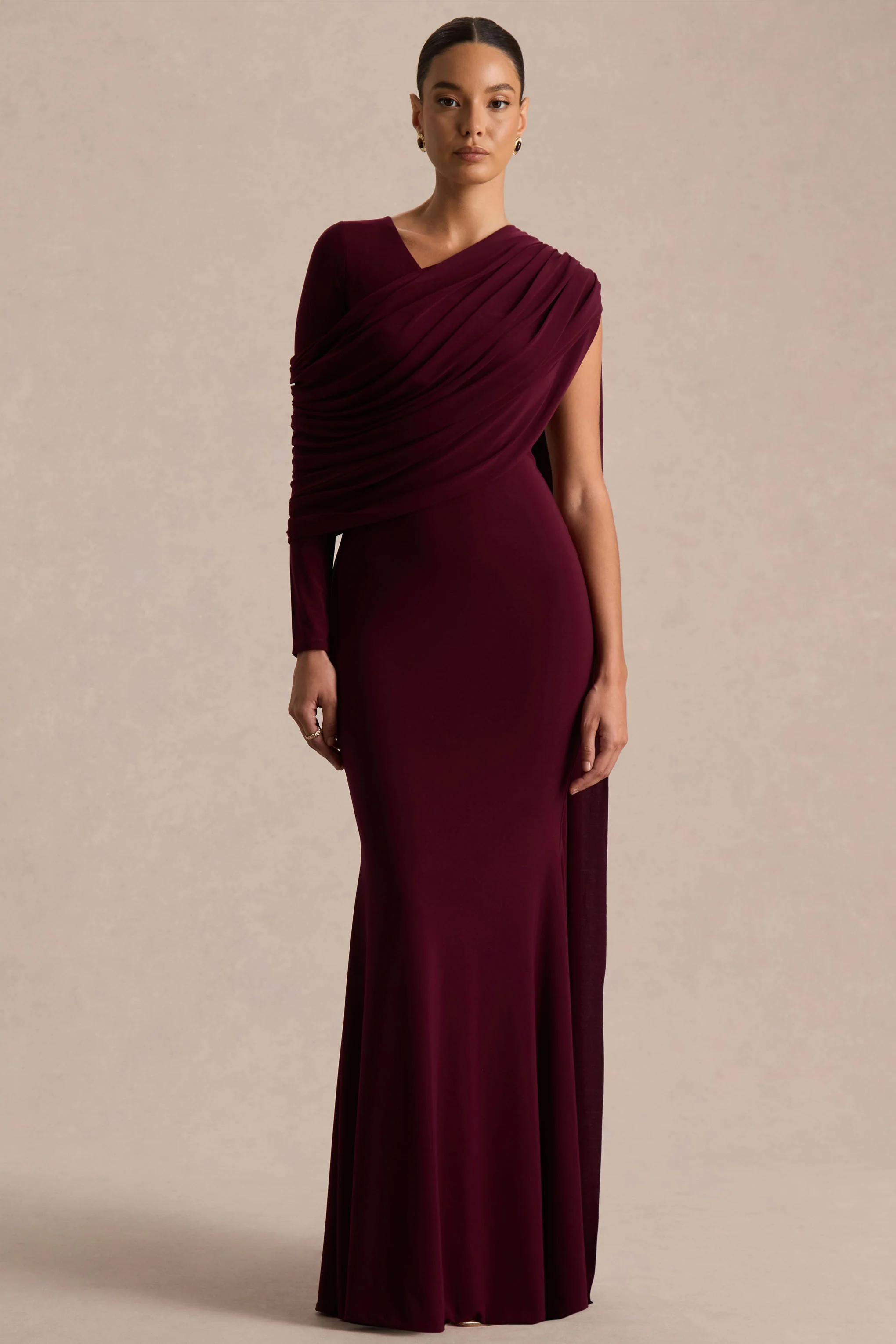 Rubelle | Robe longue bordeaux à encolure asymétrique et drapé
