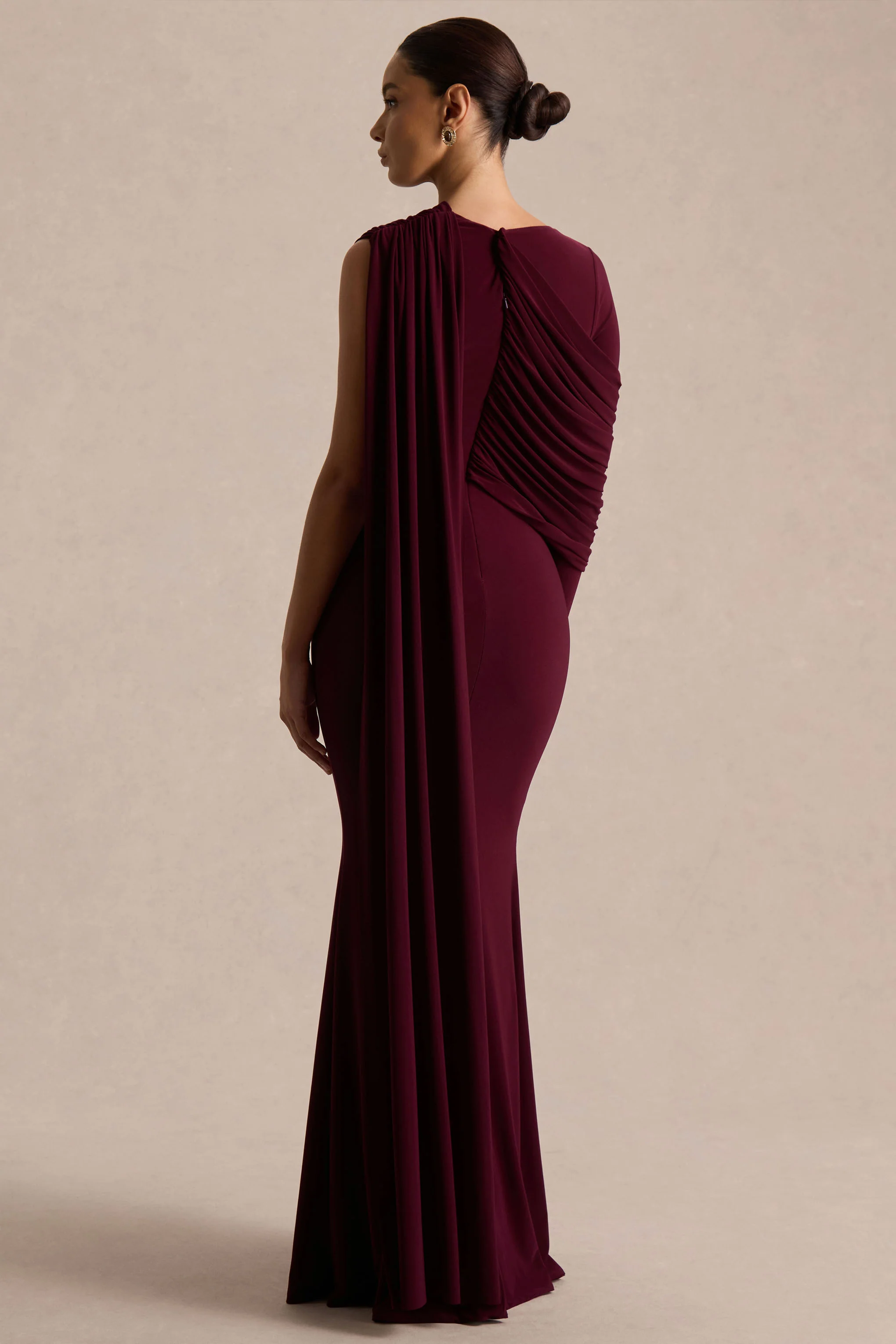 Rubelle | Robe longue bordeaux à encolure asymétrique et drapé - Image 2