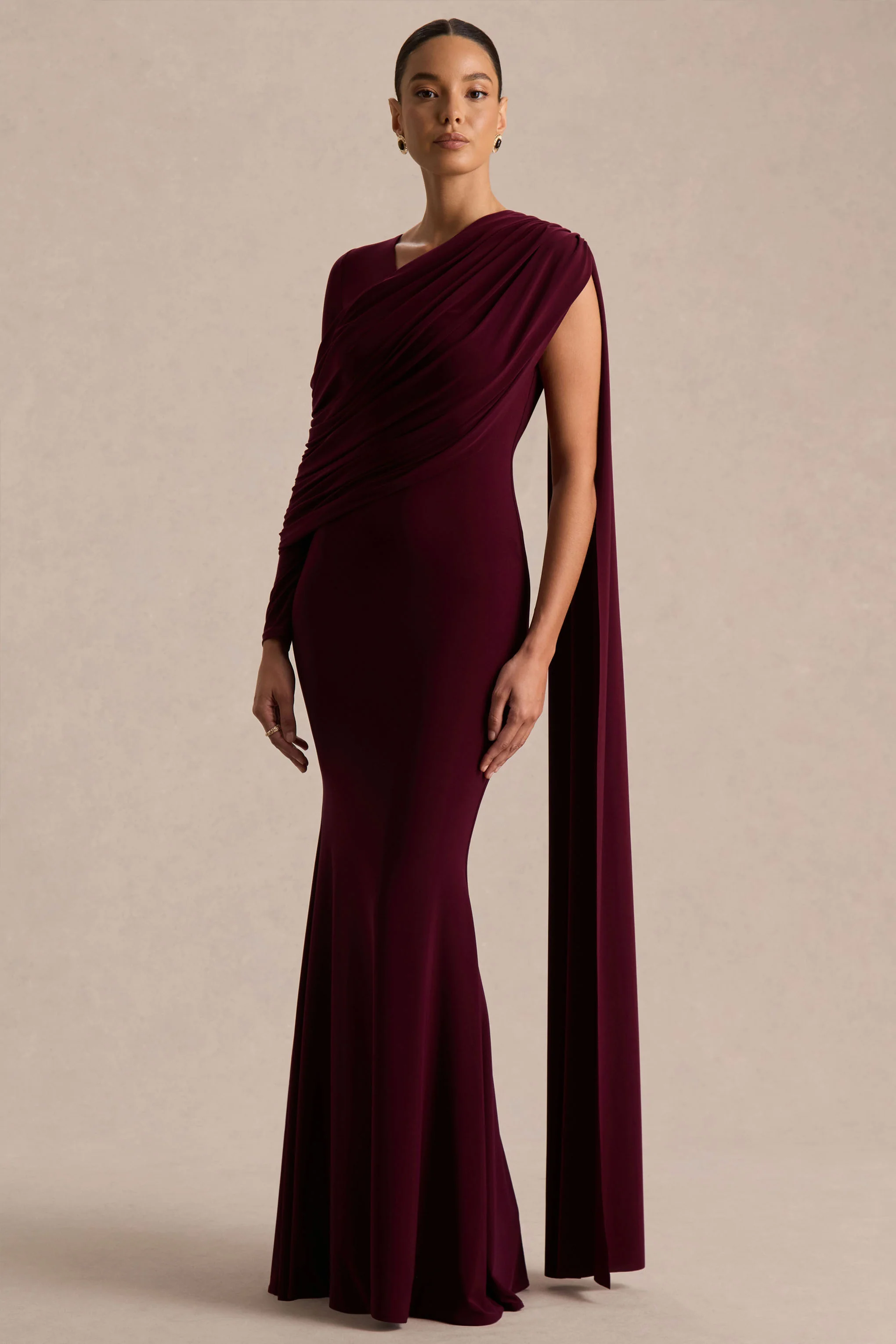 Rubelle | Robe longue bordeaux à encolure asymétrique et drapé - Image 3