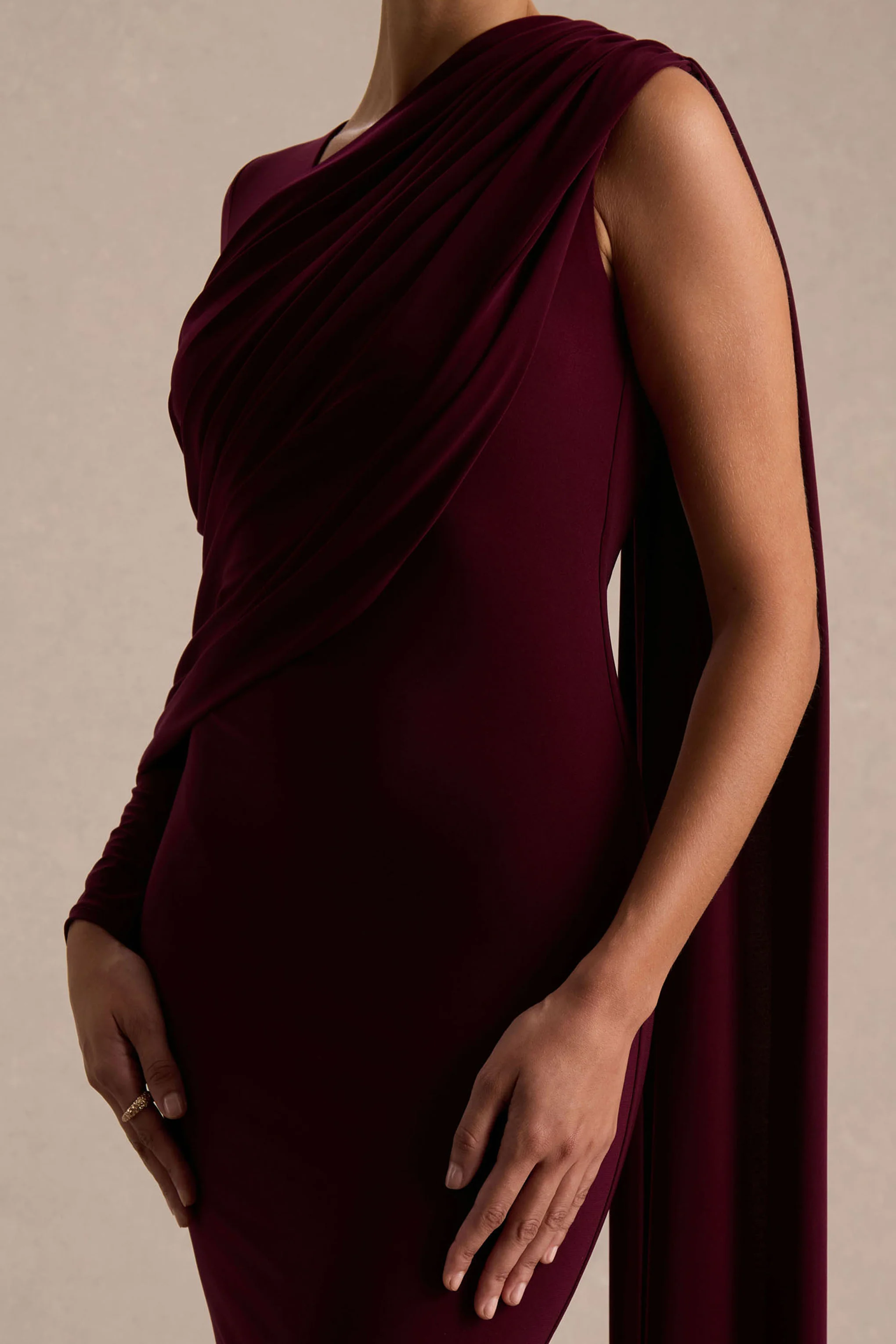 Rubelle | Robe longue bordeaux à encolure asymétrique et drapé - Image 4