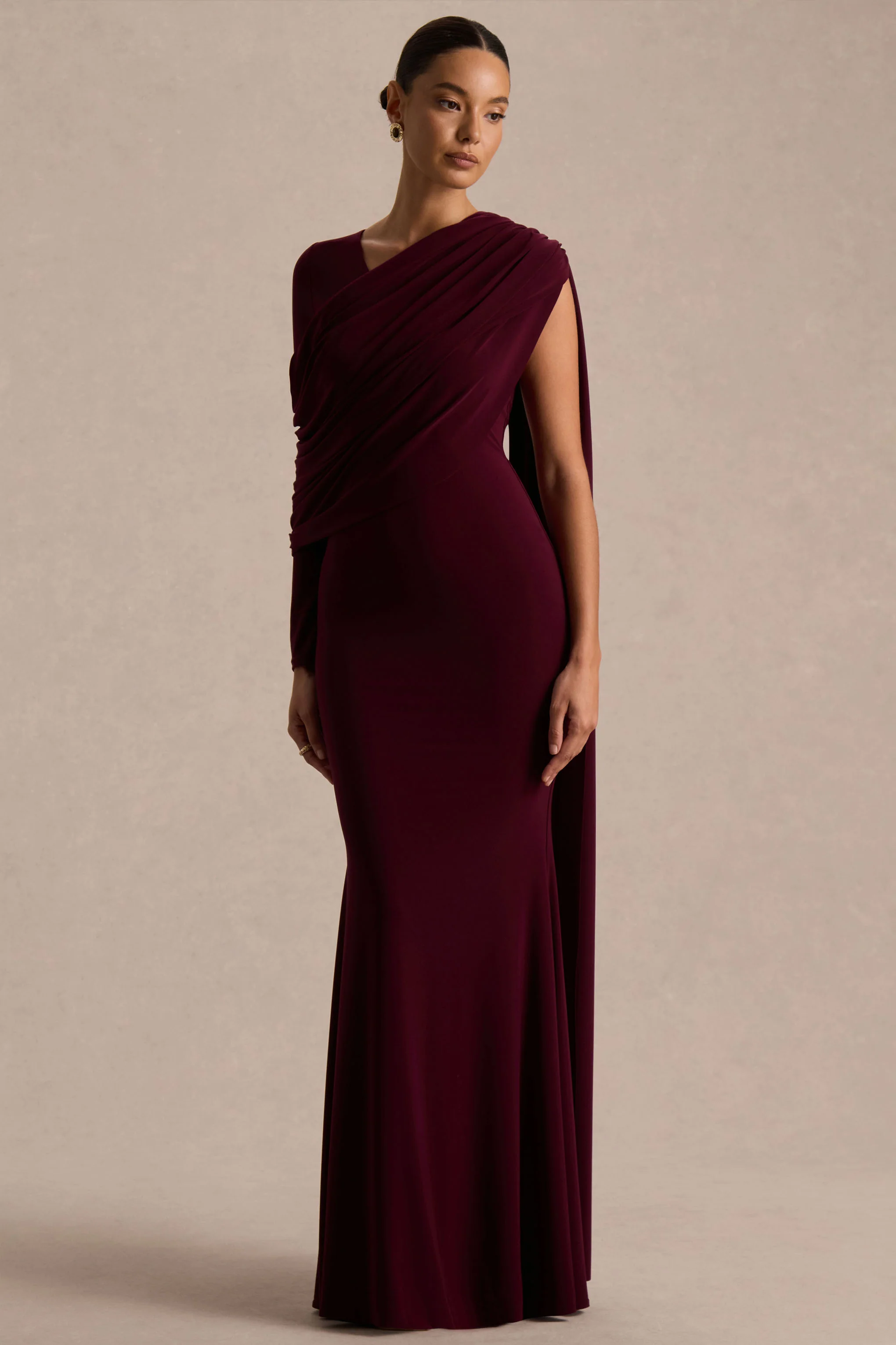 Rubelle | Robe longue bordeaux à encolure asymétrique et drapé - Image 5