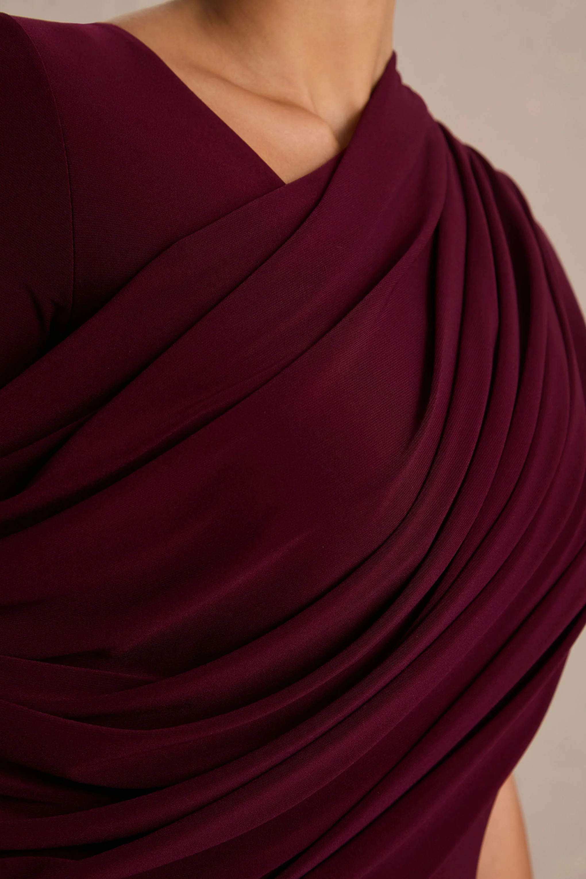 Rubelle | Robe longue bordeaux à encolure asymétrique et drapé - Image 6