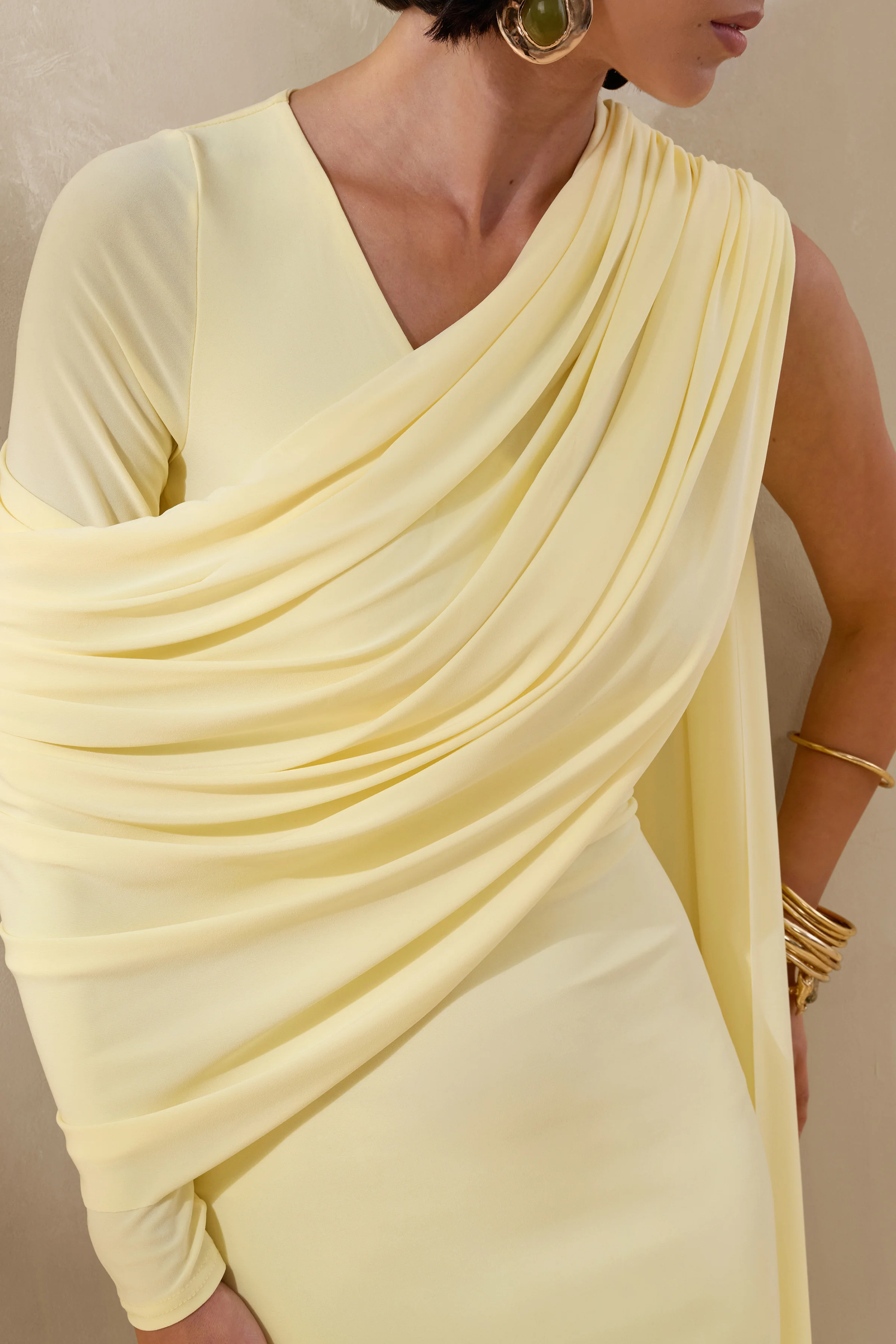 Rubelle | Robe longue citron à encolure asymétrique avec détails drapés - Image 3