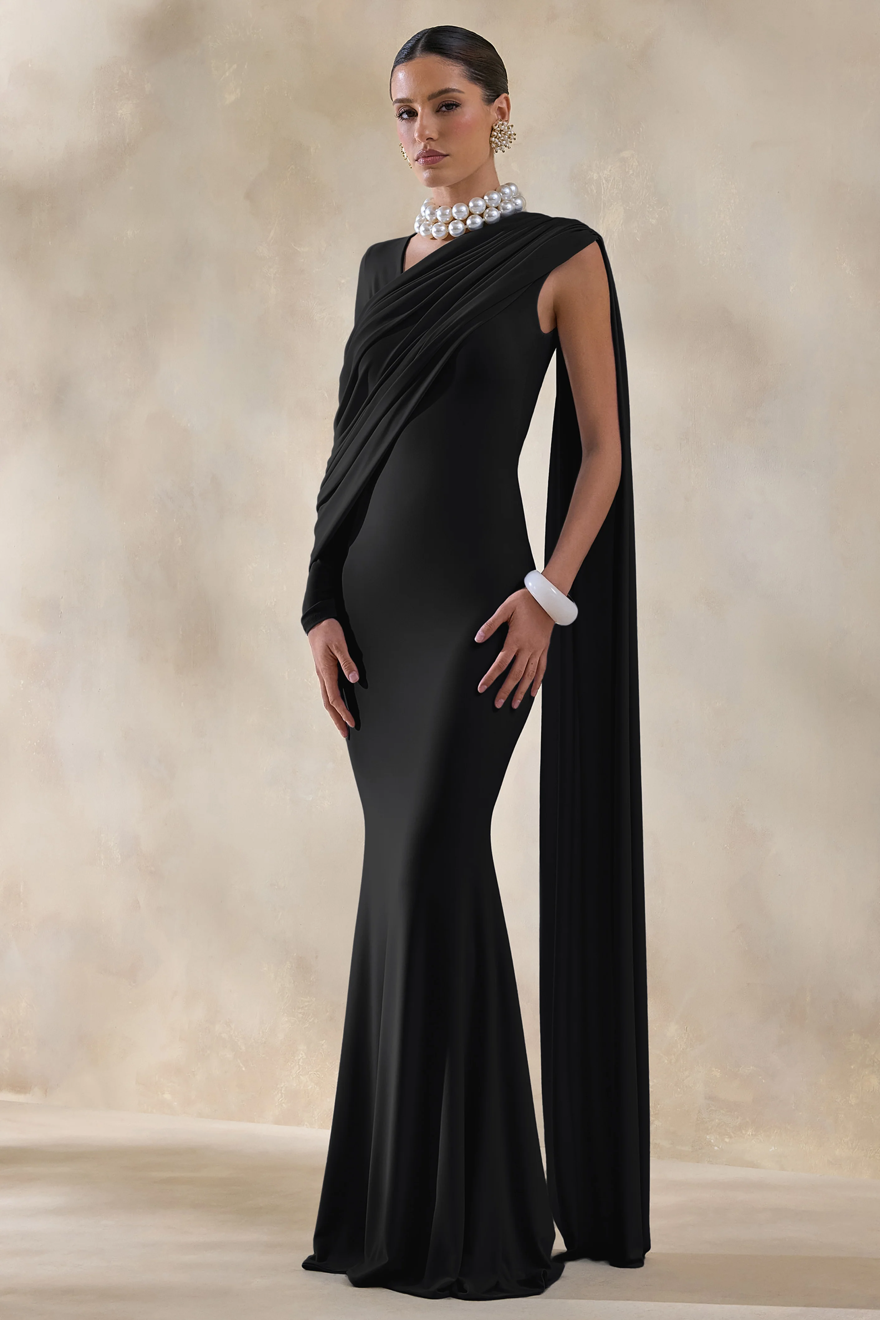 Rubelle | Robe longue noire à encolure asymétrique avec détails drapés - Image 4