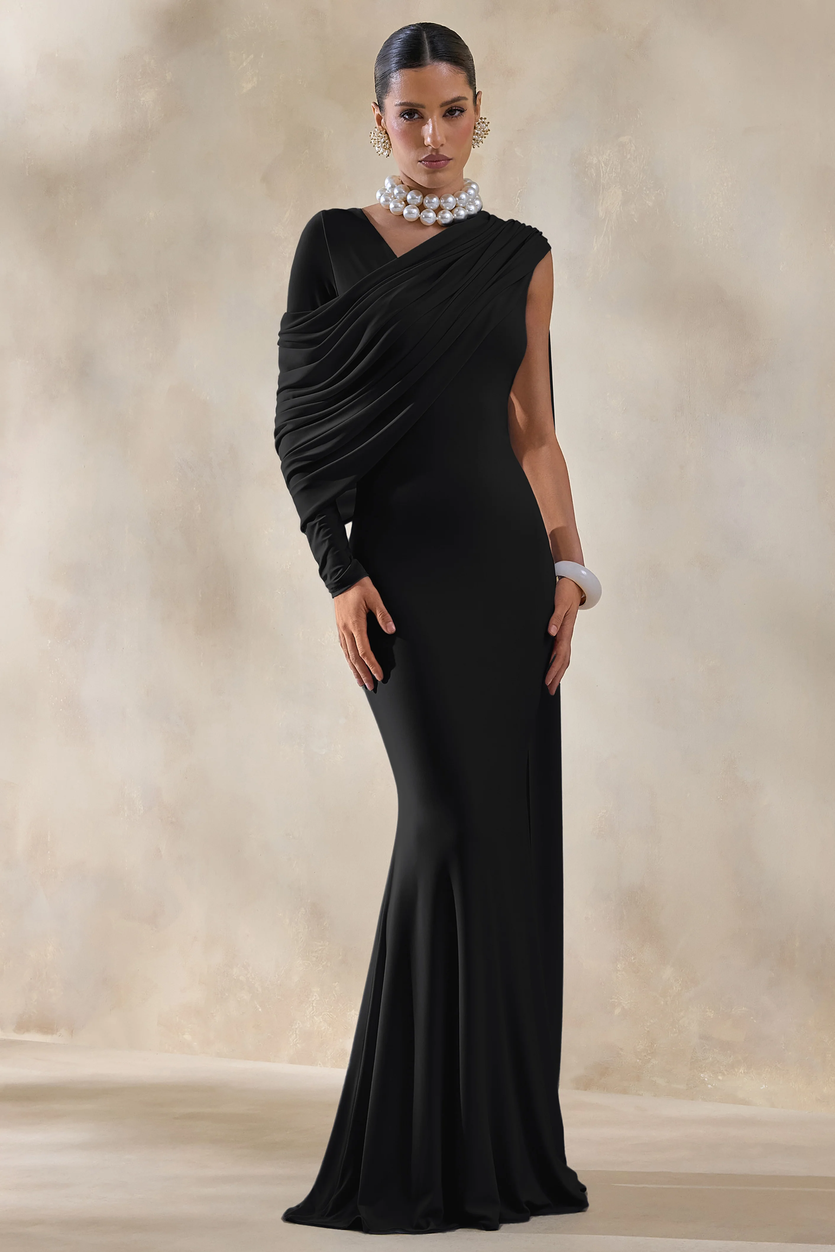 Rubelle | Robe longue noire à encolure asymétrique avec détails drapés - Image 5