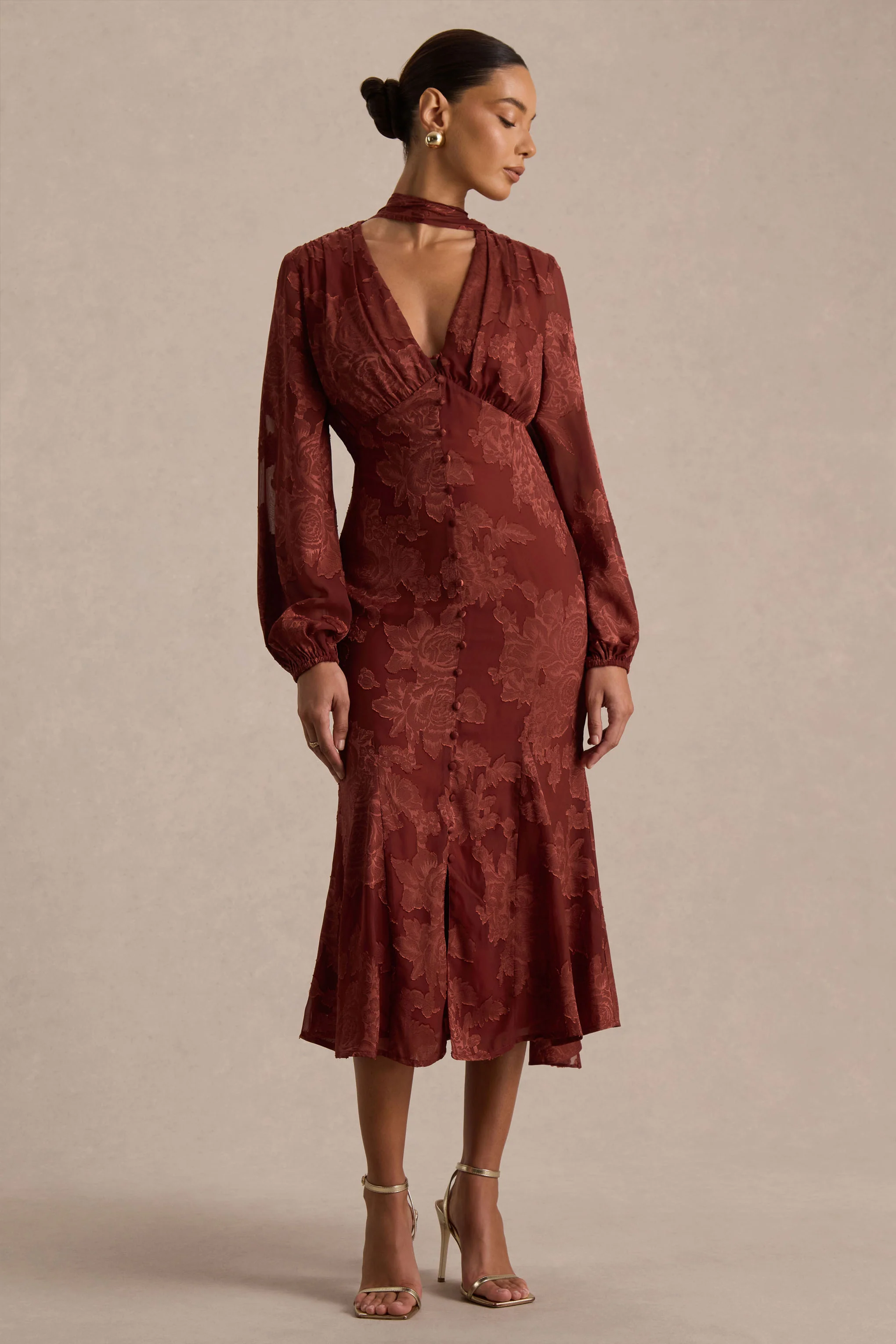 Sabina | Robe mi-longue en devoré rouille à décolleté plongeant
