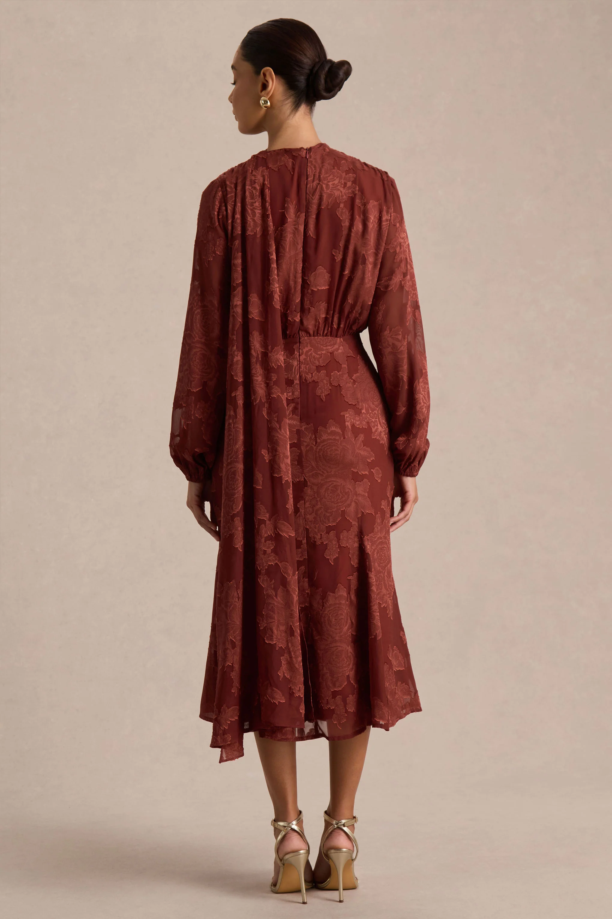 Sabina | Robe mi-longue en devoré rouille à décolleté plongeant - Image 2