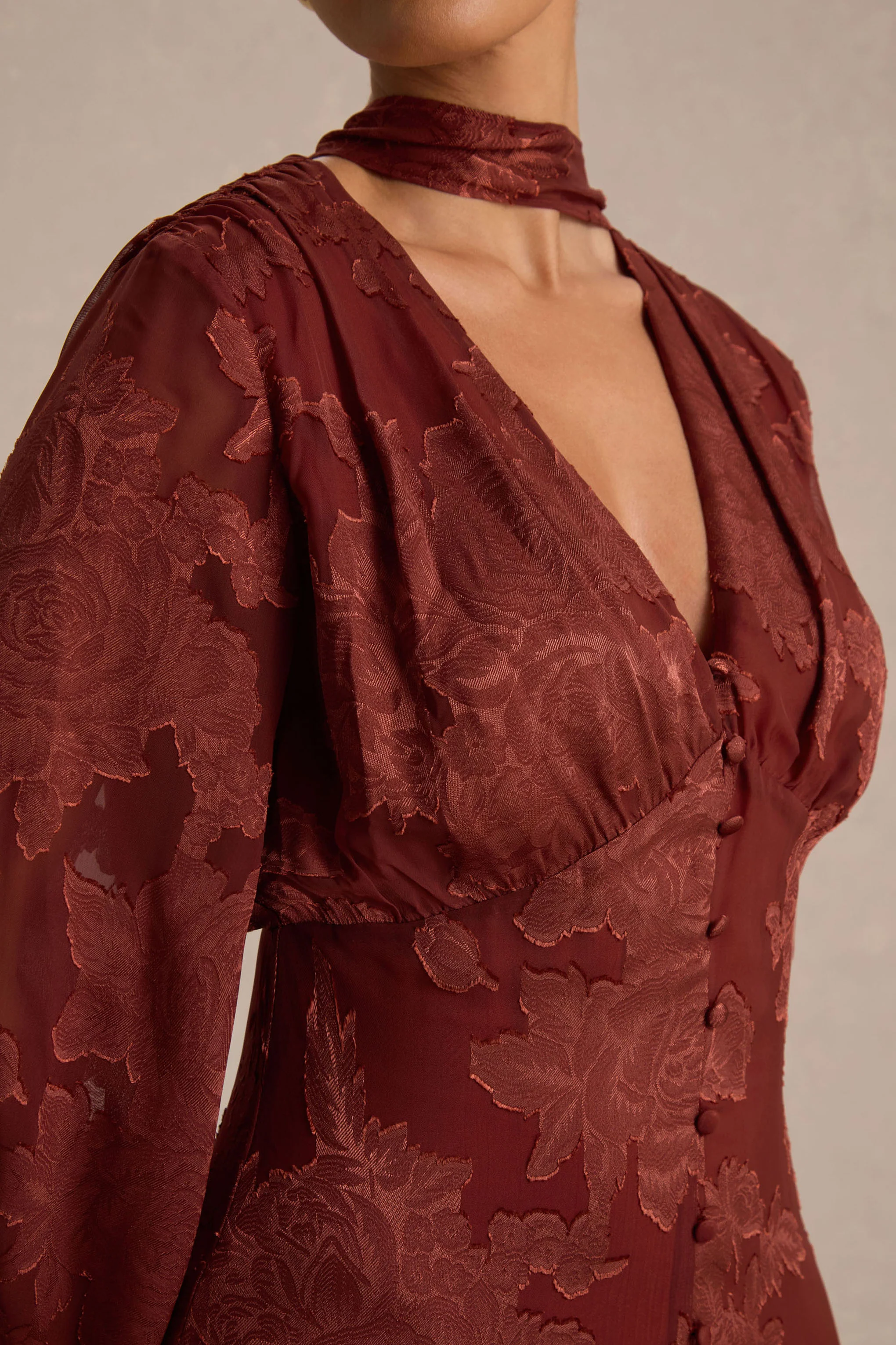 Sabina | Robe mi-longue en devoré rouille à décolleté plongeant - Image 3