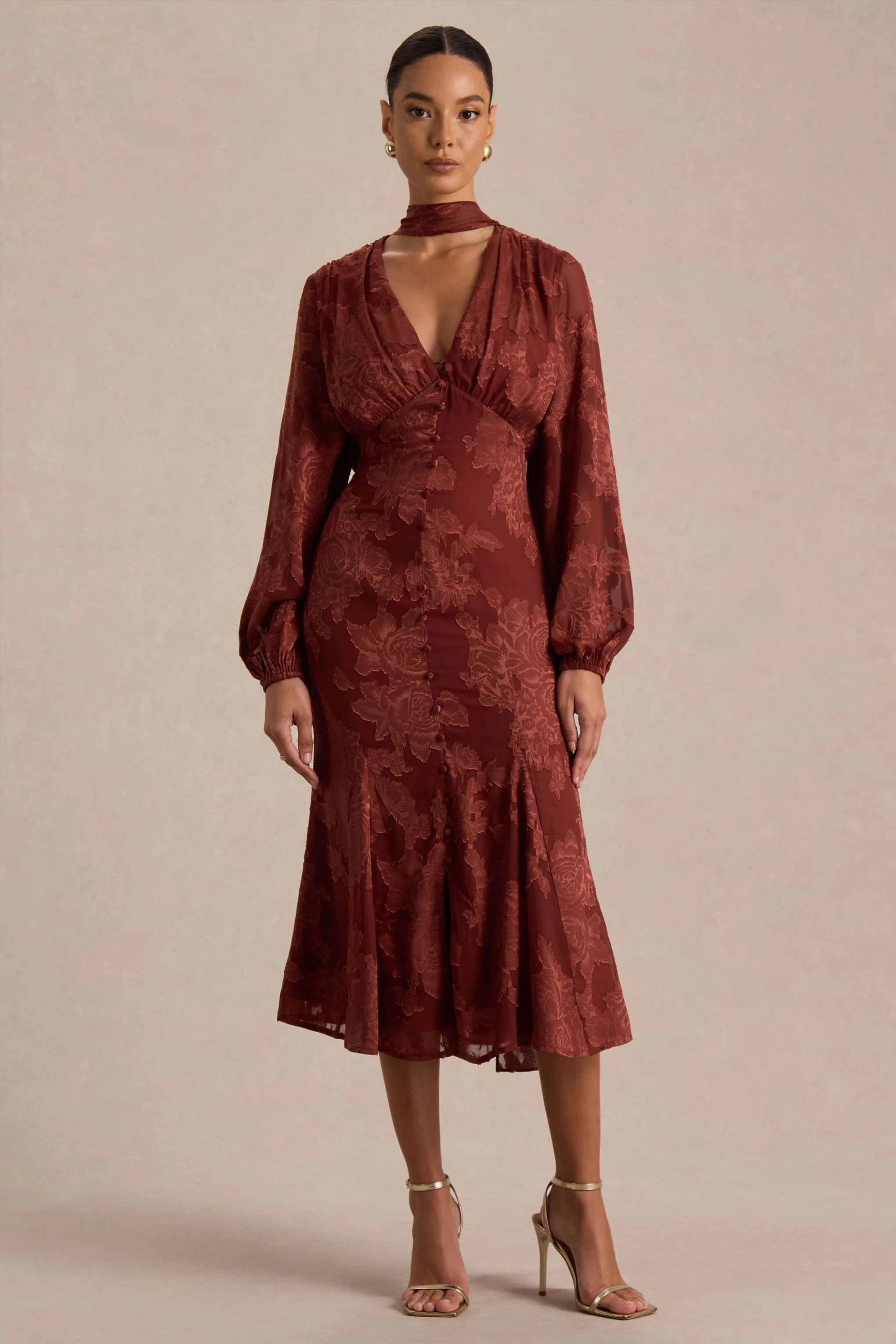 Sabina | Robe mi-longue en devoré rouille à décolleté plongeant - Image 4