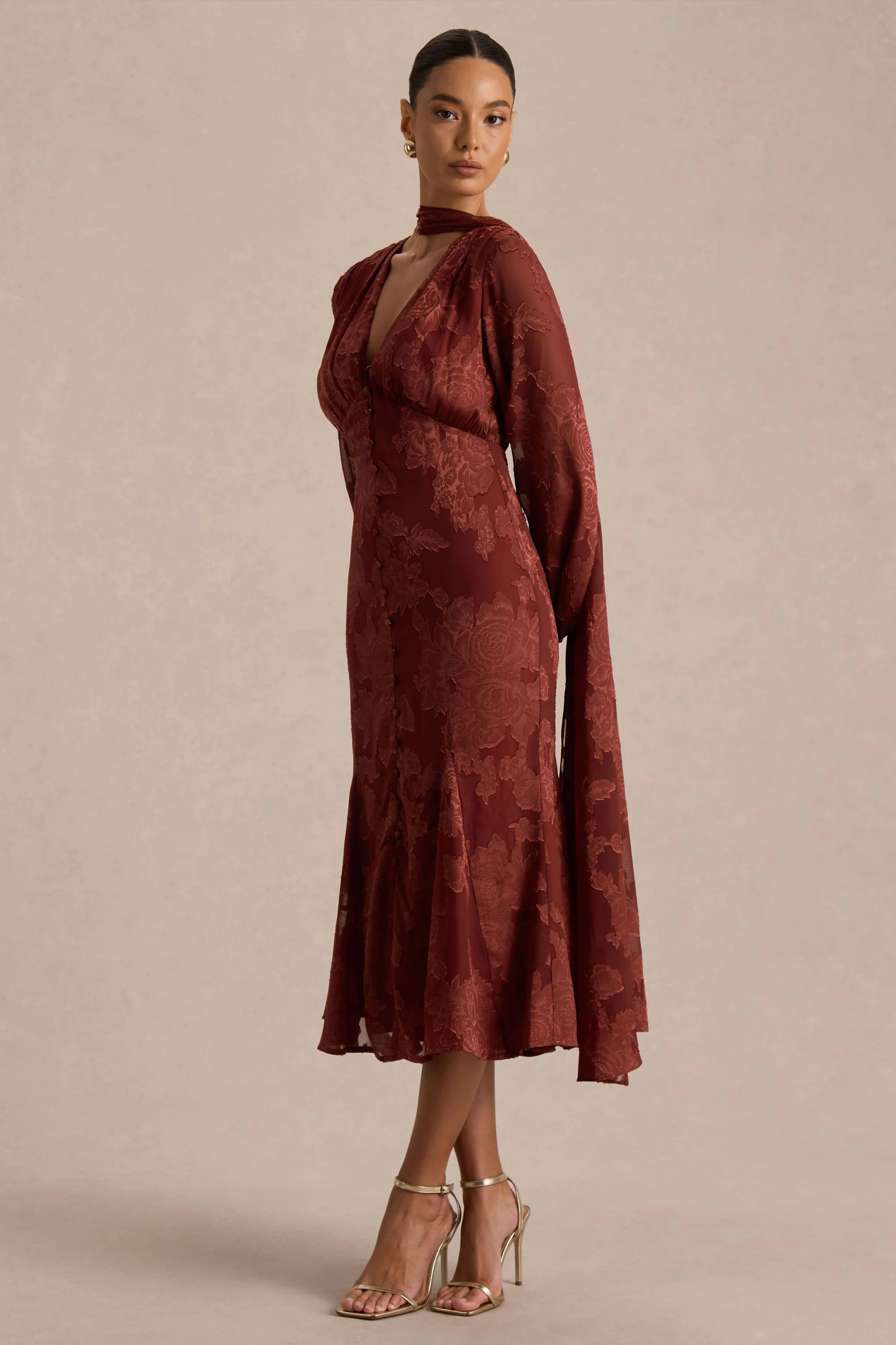 Sabina | Robe mi-longue en devoré rouille à décolleté plongeant - Image 5