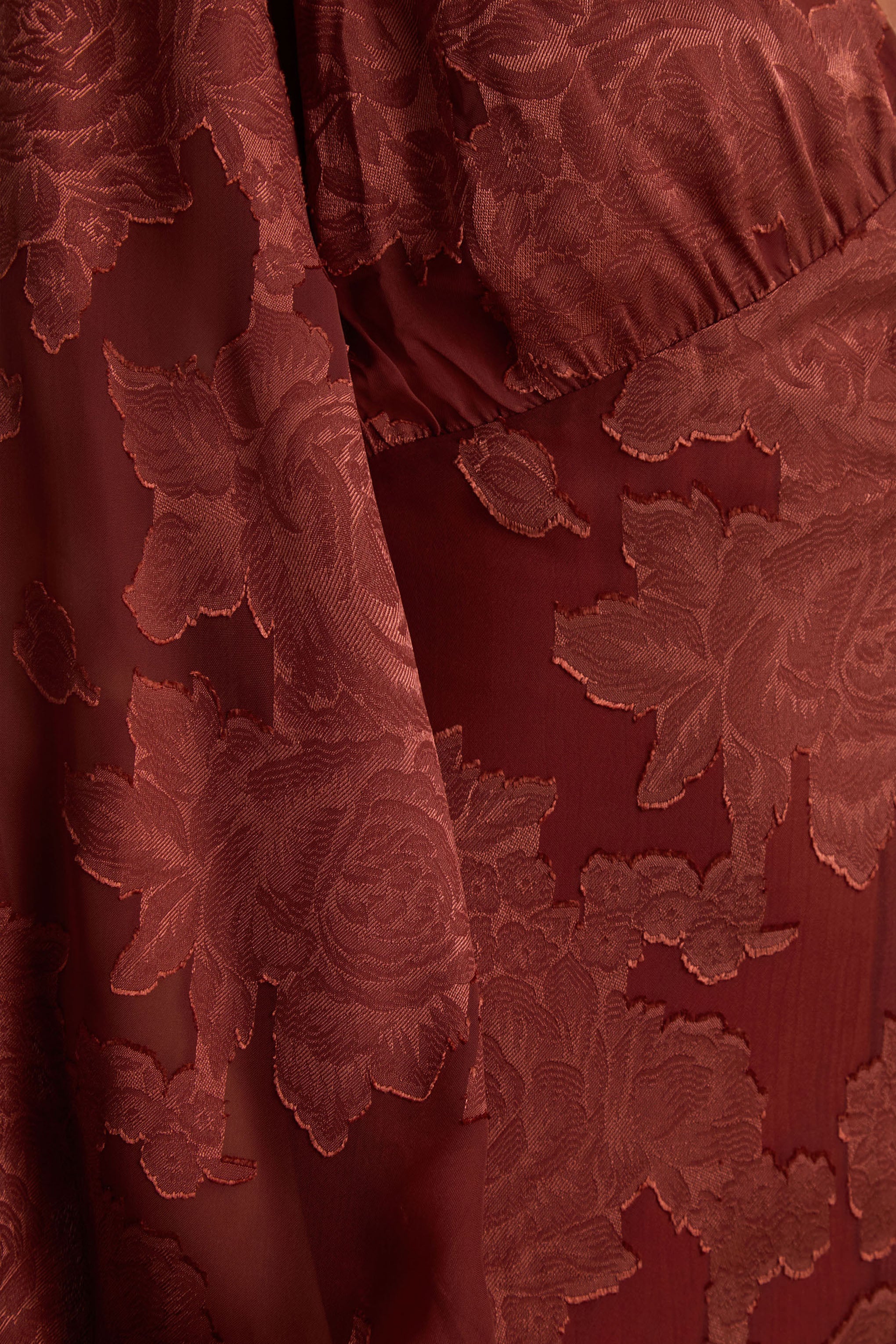 Sabina | Robe mi-longue en devoré rouille à décolleté plongeant - Image 6