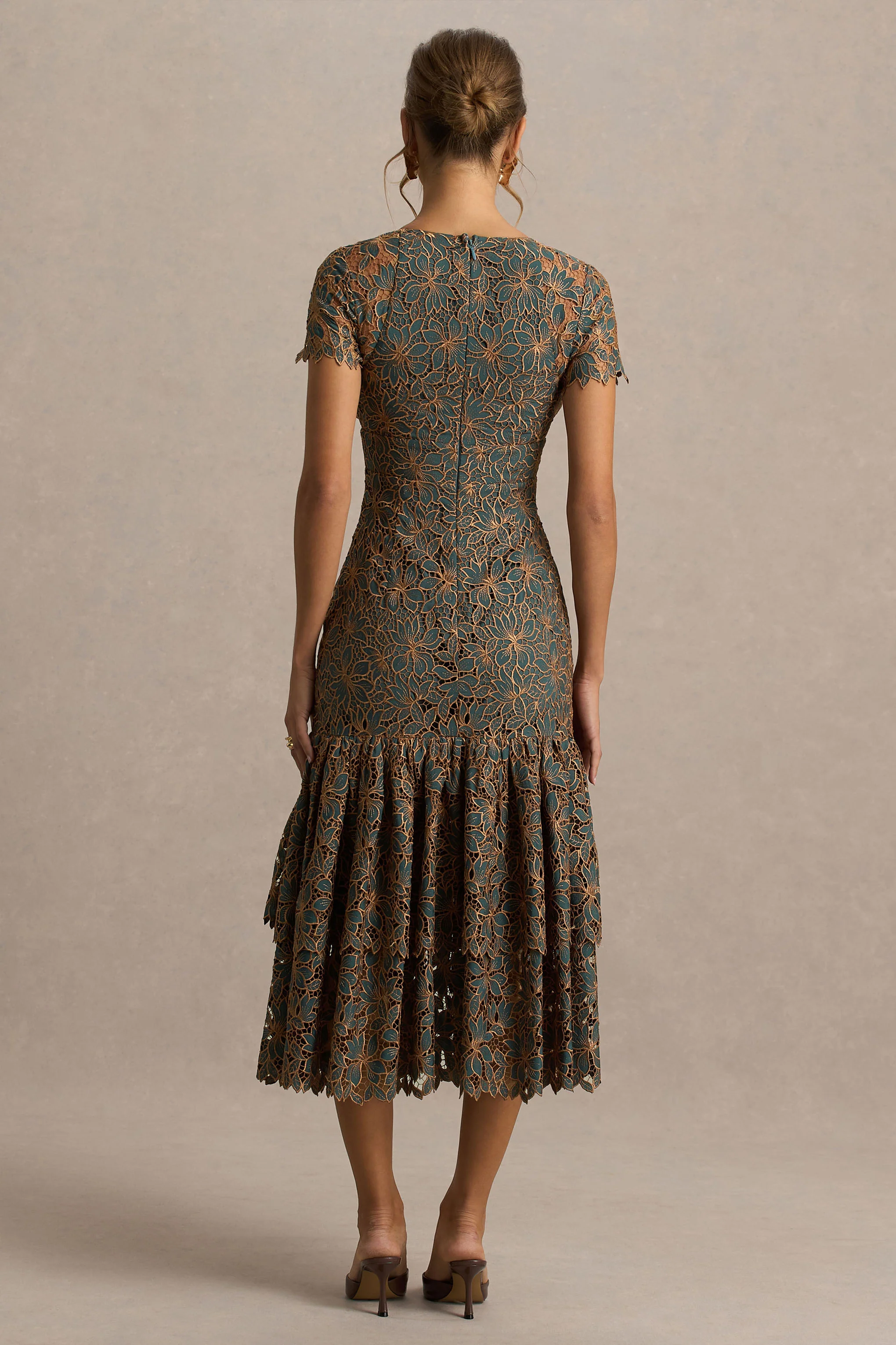 Sabrina | Robe mi-longue vert foncé et rouille brodée à décolleté plongeant - Image 2
