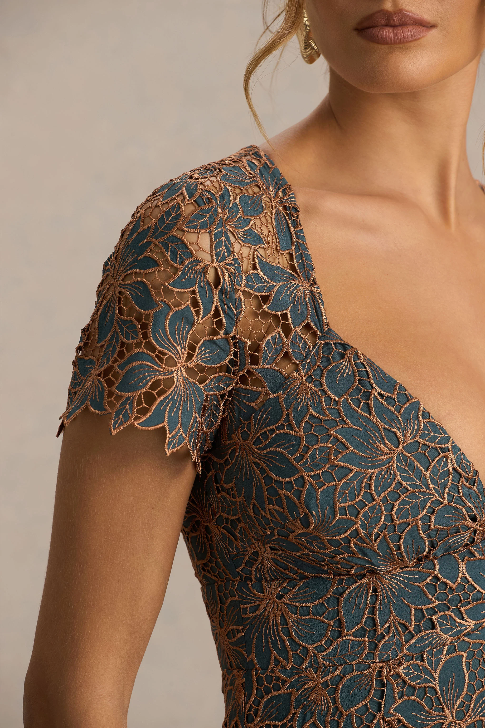Sabrina | Robe mi-longue vert foncé et rouille brodée à décolleté plongeant - Image 3