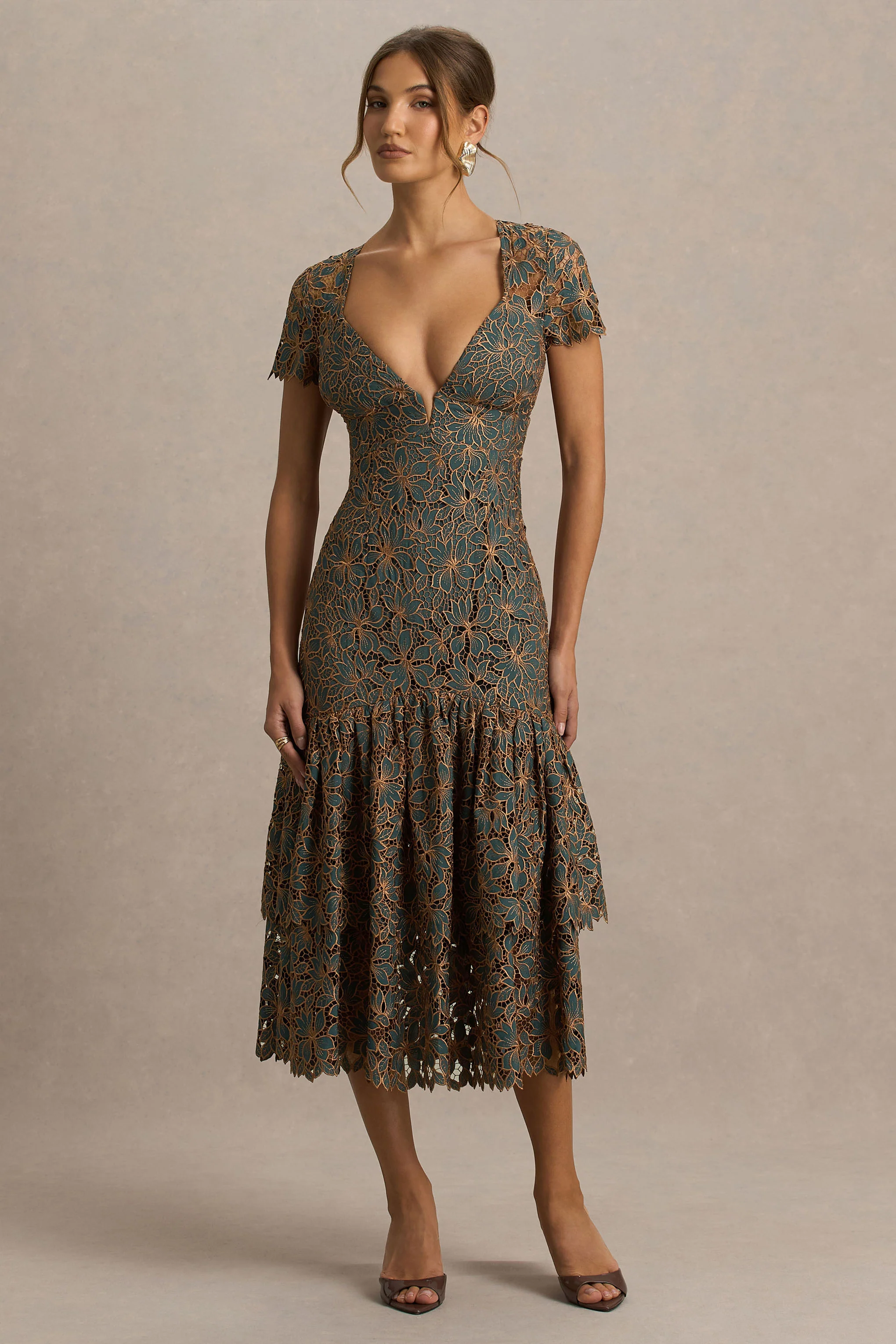 Sabrina | Robe mi-longue vert foncé et rouille brodée à décolleté plongeant - Image 4