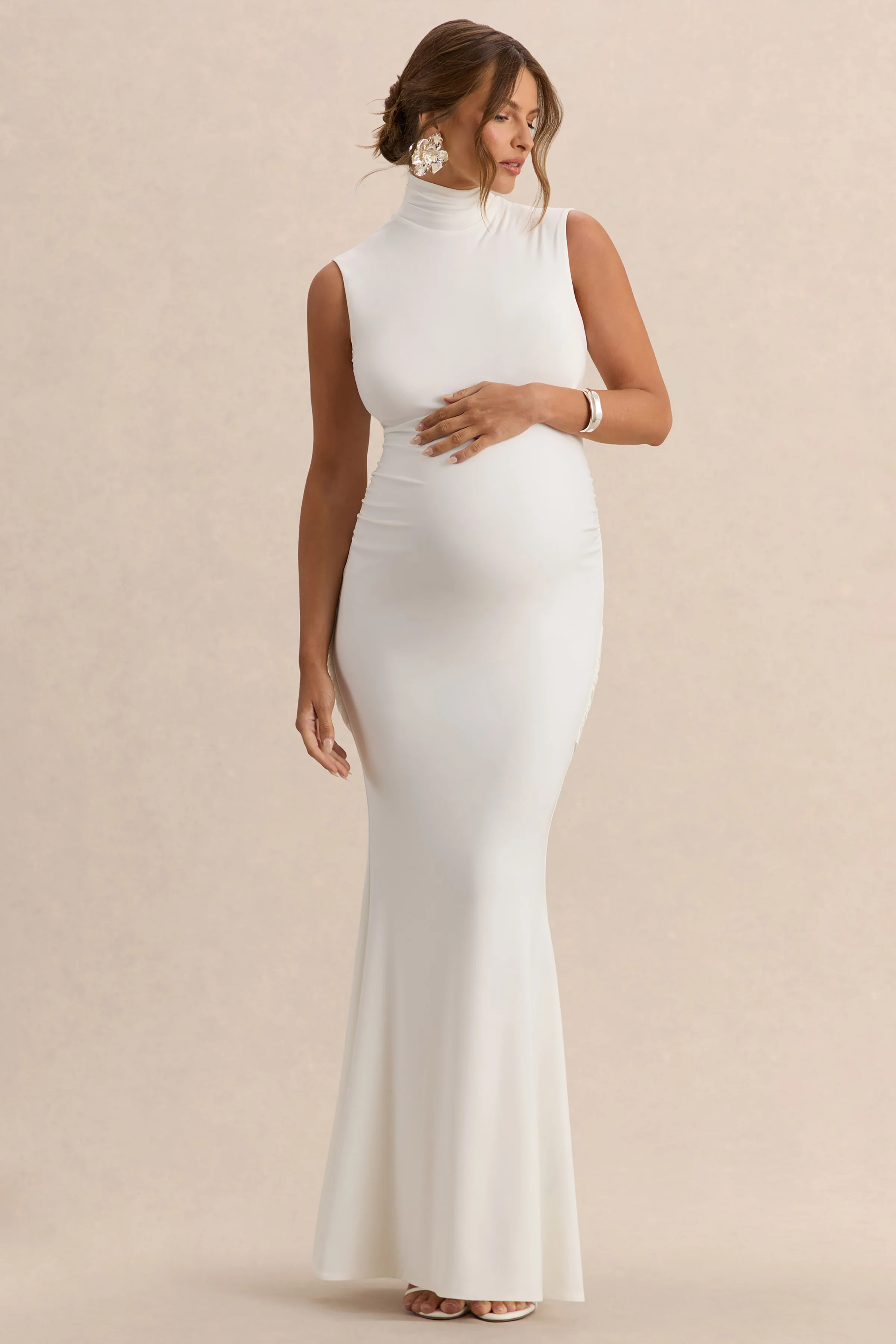 Saffira | Robe longue de maternité blanche à encolure haute avec détails drapés - Image 5