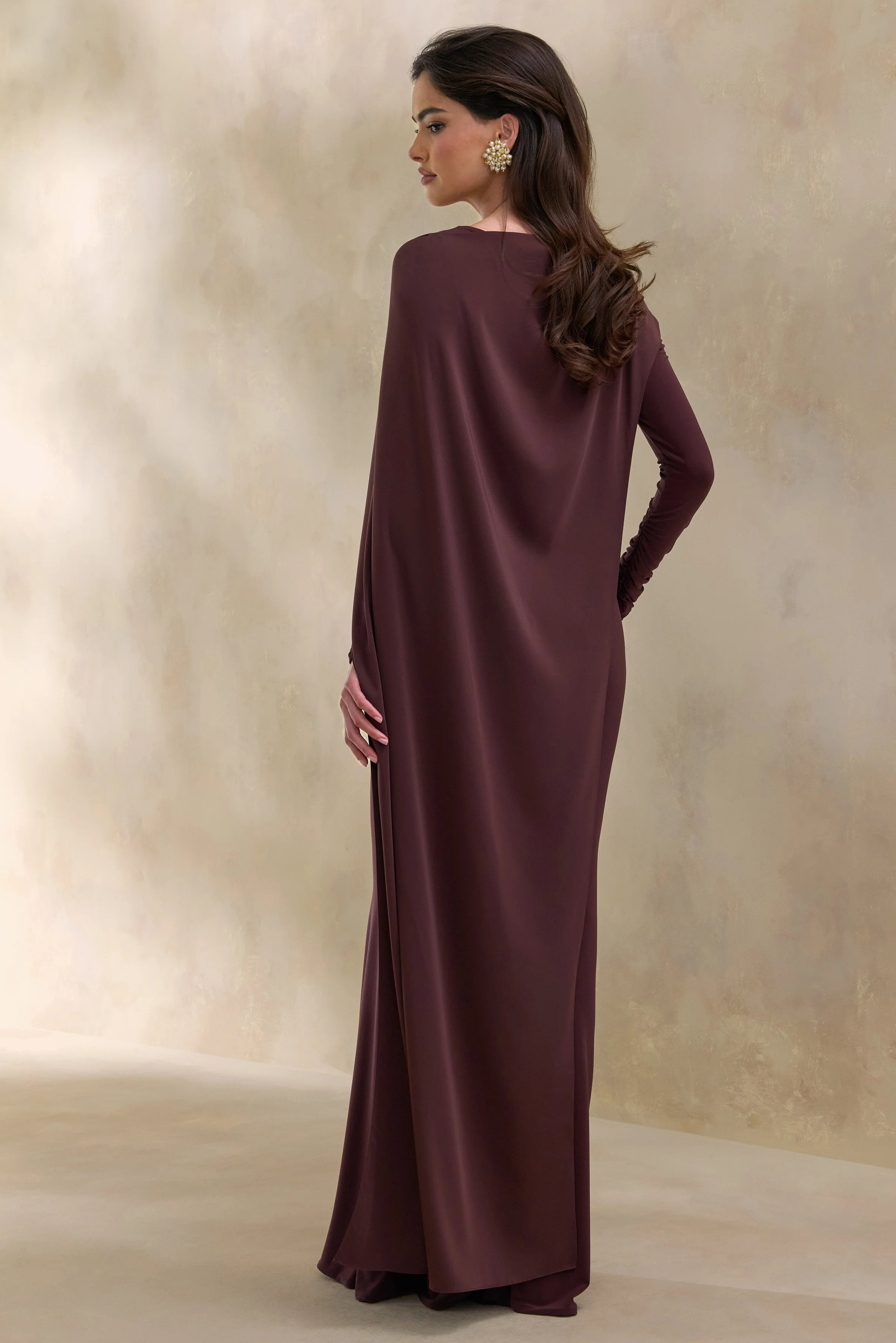 Salenne | Robe longue brune à encolure large avec cape asymétrique en satin - Image 2