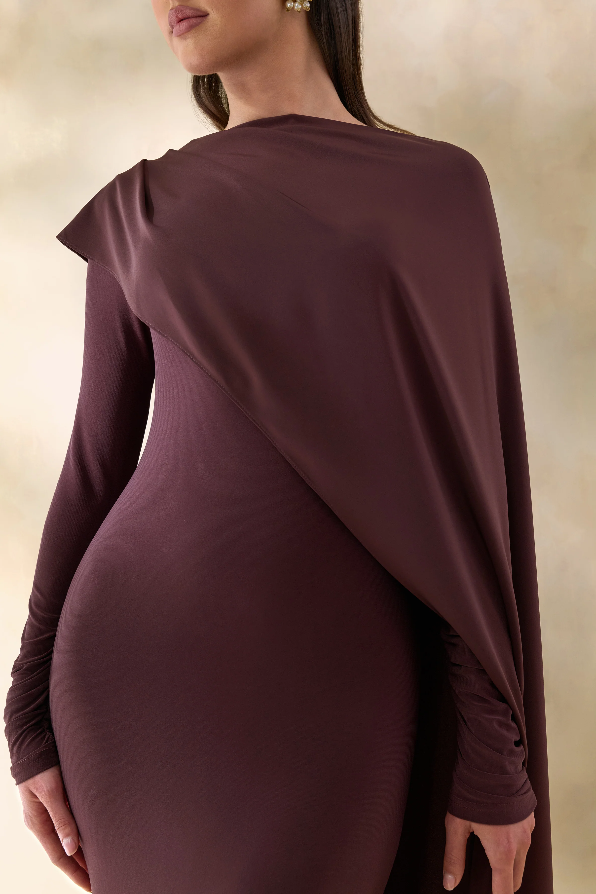 Salenne | Robe longue brune à encolure large avec cape asymétrique en satin - Image 3
