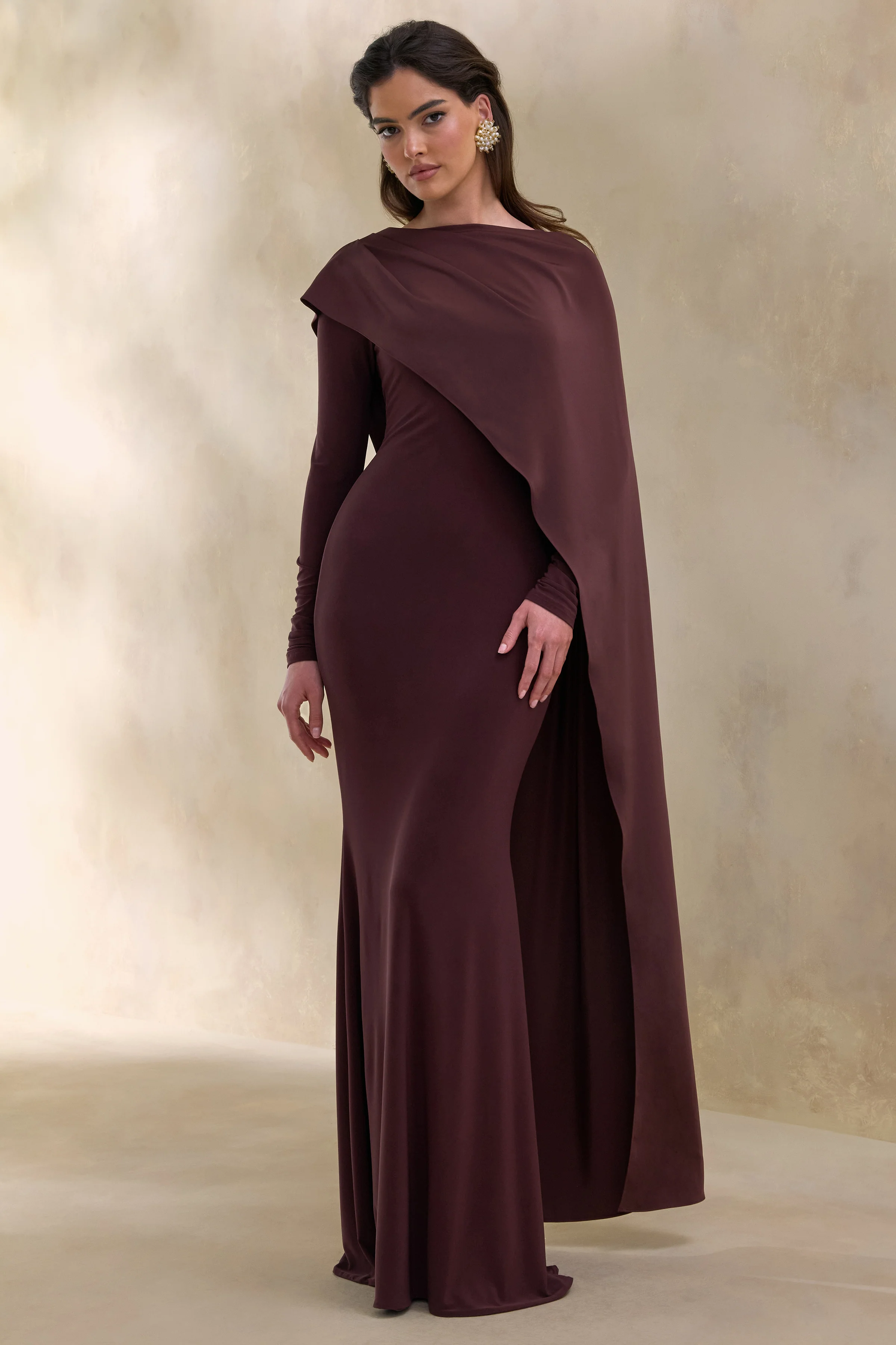 Salenne | Robe longue brune à encolure large avec cape asymétrique en satin - Image 4