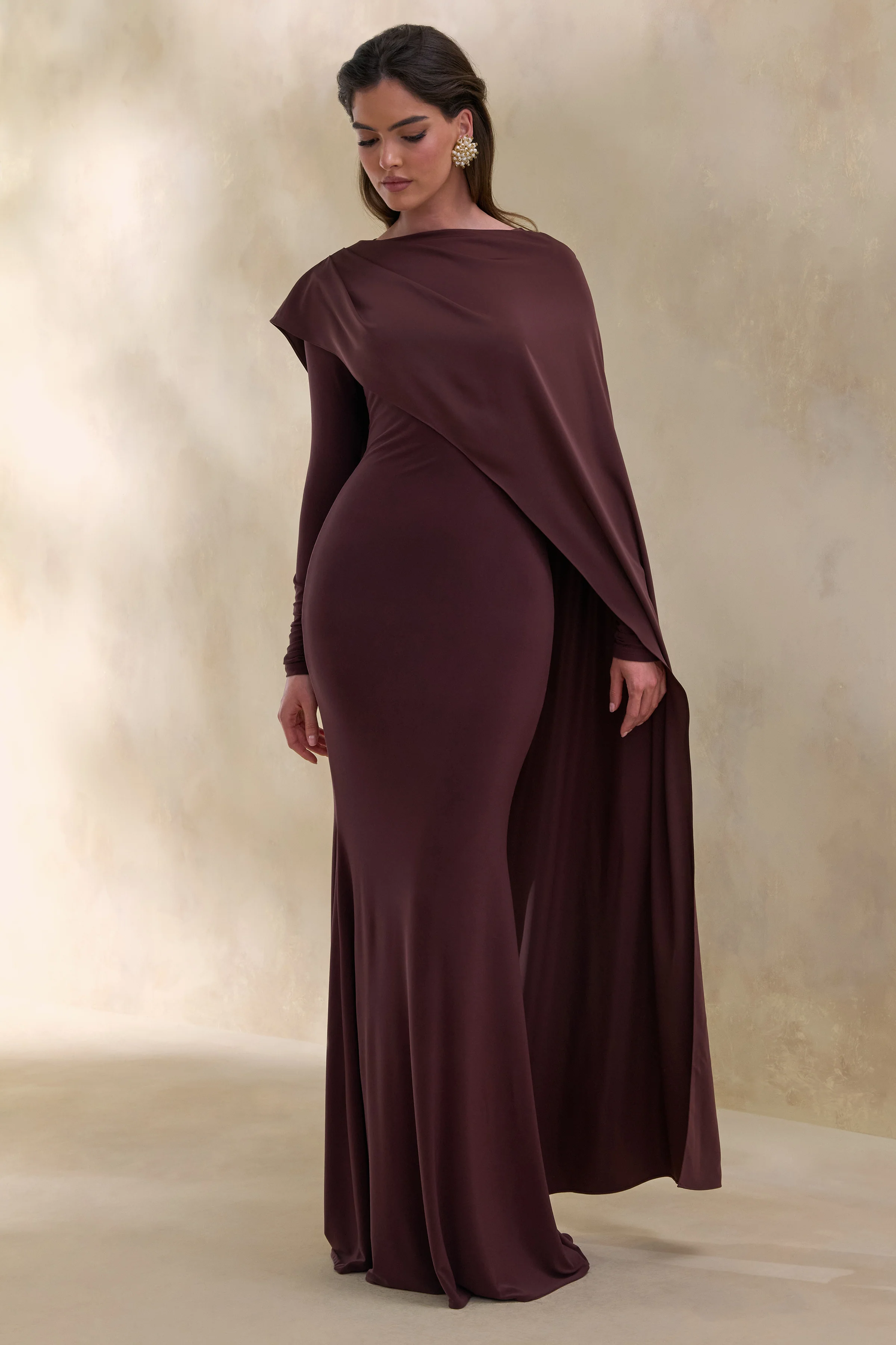 Salenne | Robe longue brune à encolure large avec cape asymétrique en satin - Image 5