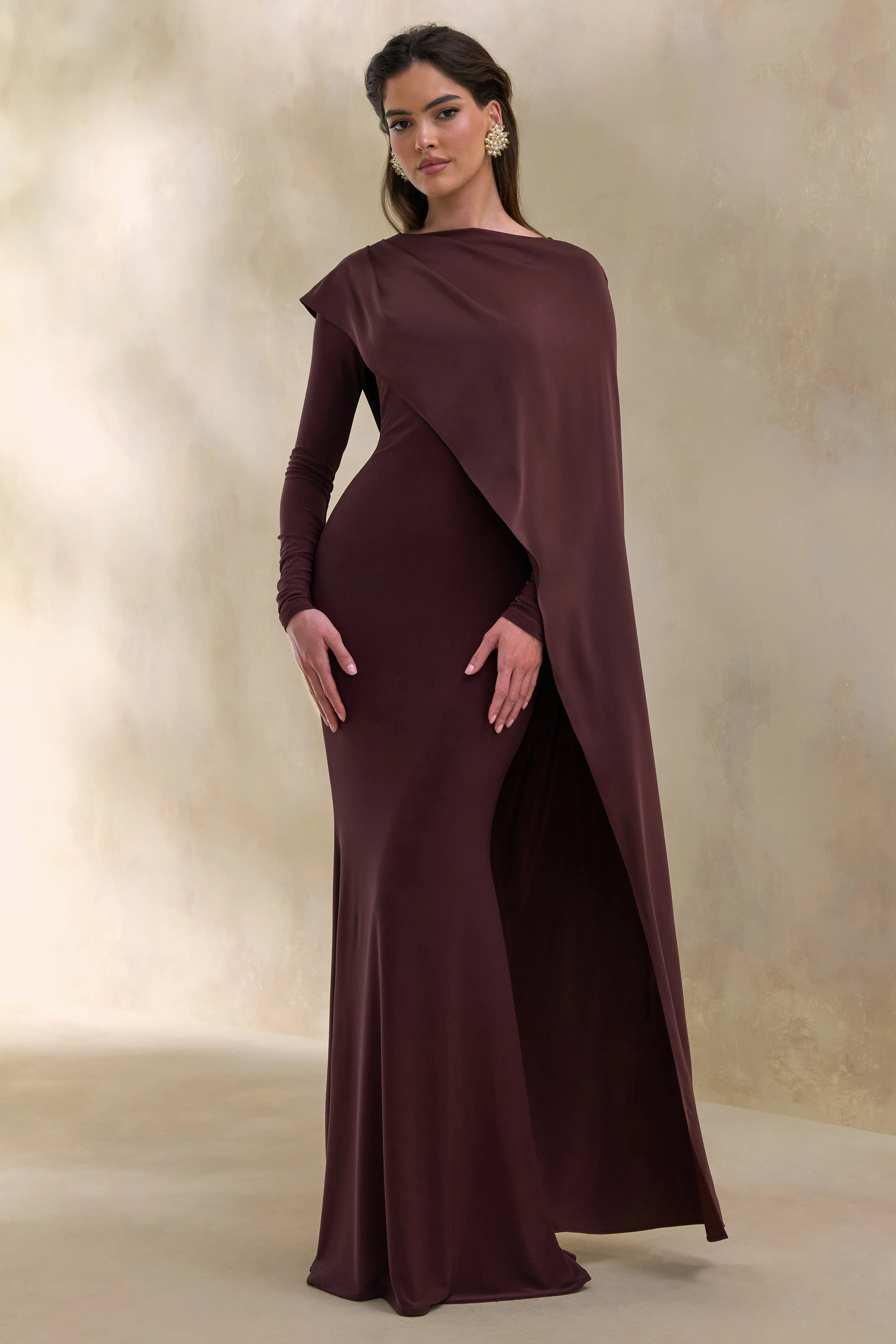 Salenne | Robe longue brune à encolure large avec cape asymétrique en satin - Image 6