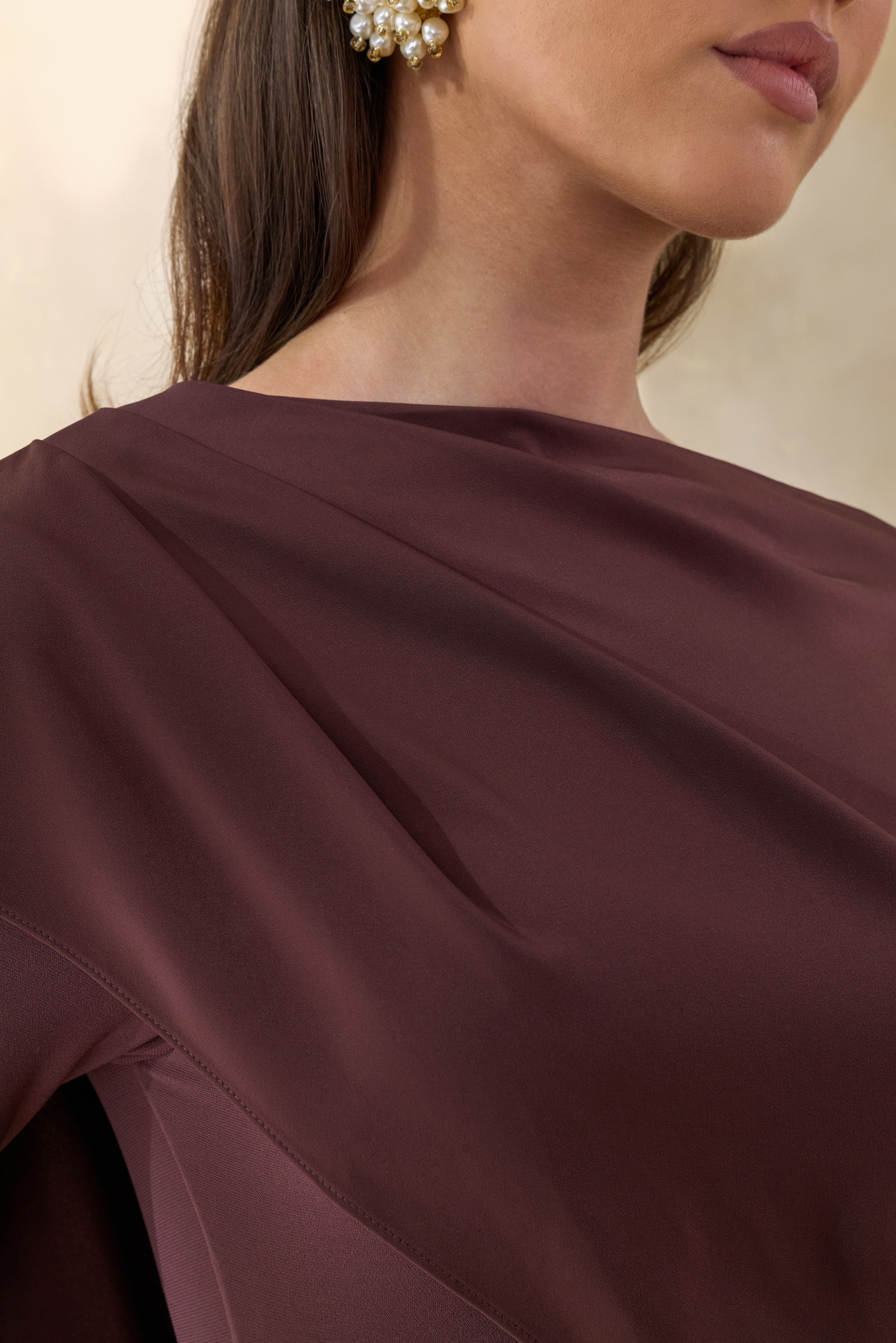 Salenne | Robe longue brune à encolure large avec cape asymétrique en satin - Image 7