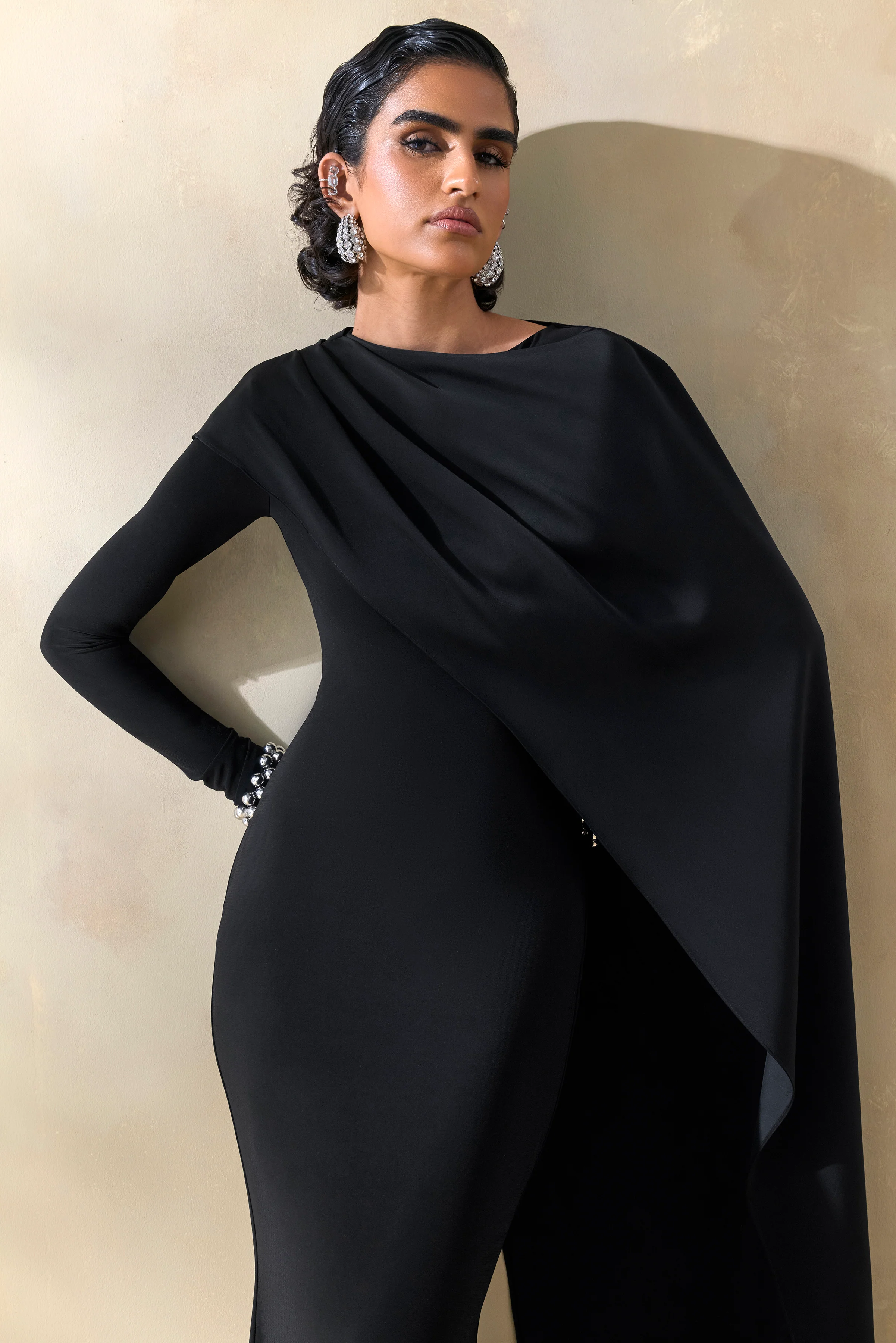 Salenne | Robe longue noire à encolure large avec cape asymétrique en satin - Image 3