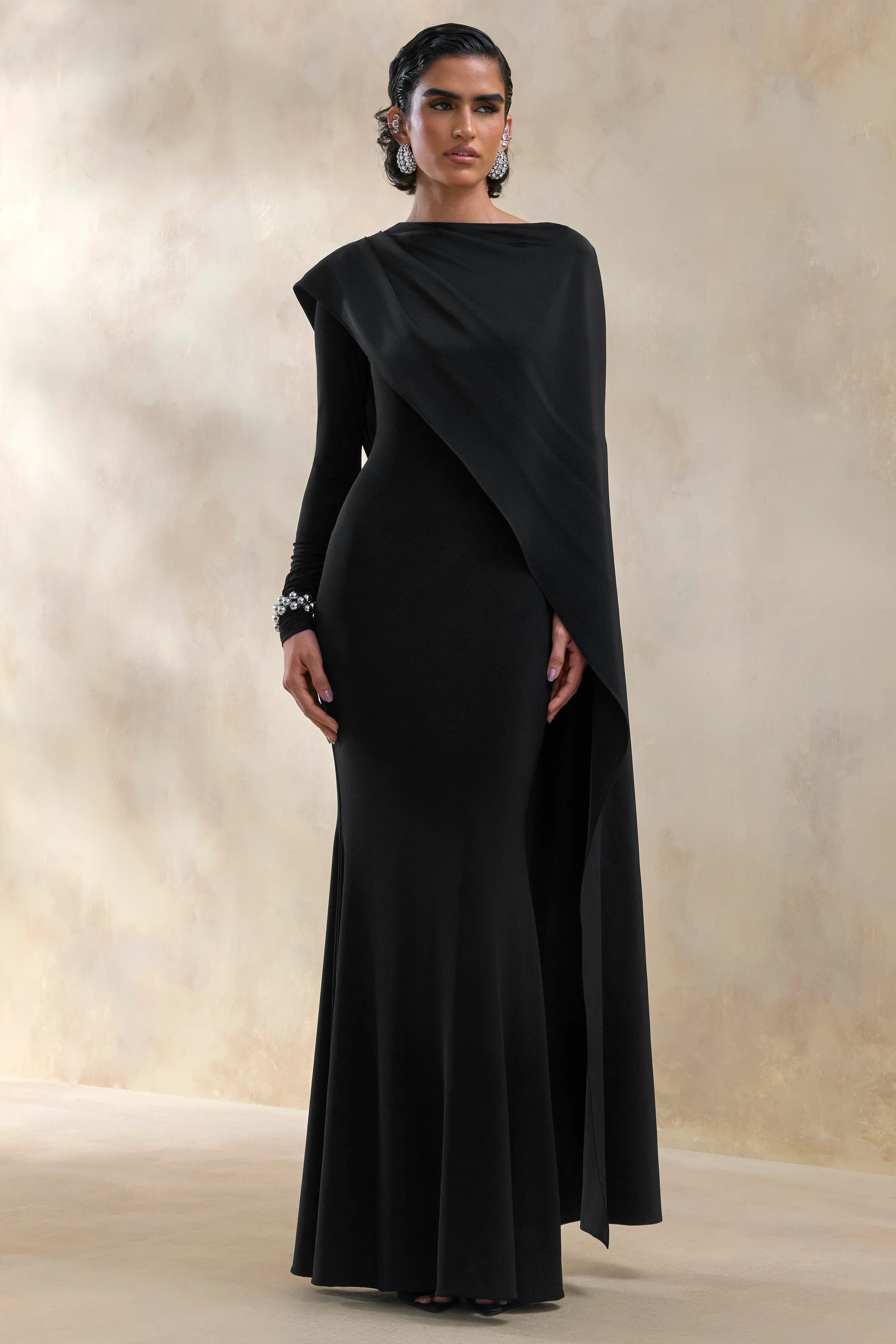 Salenne | Robe longue noire à encolure large avec cape asymétrique en satin - Image 5