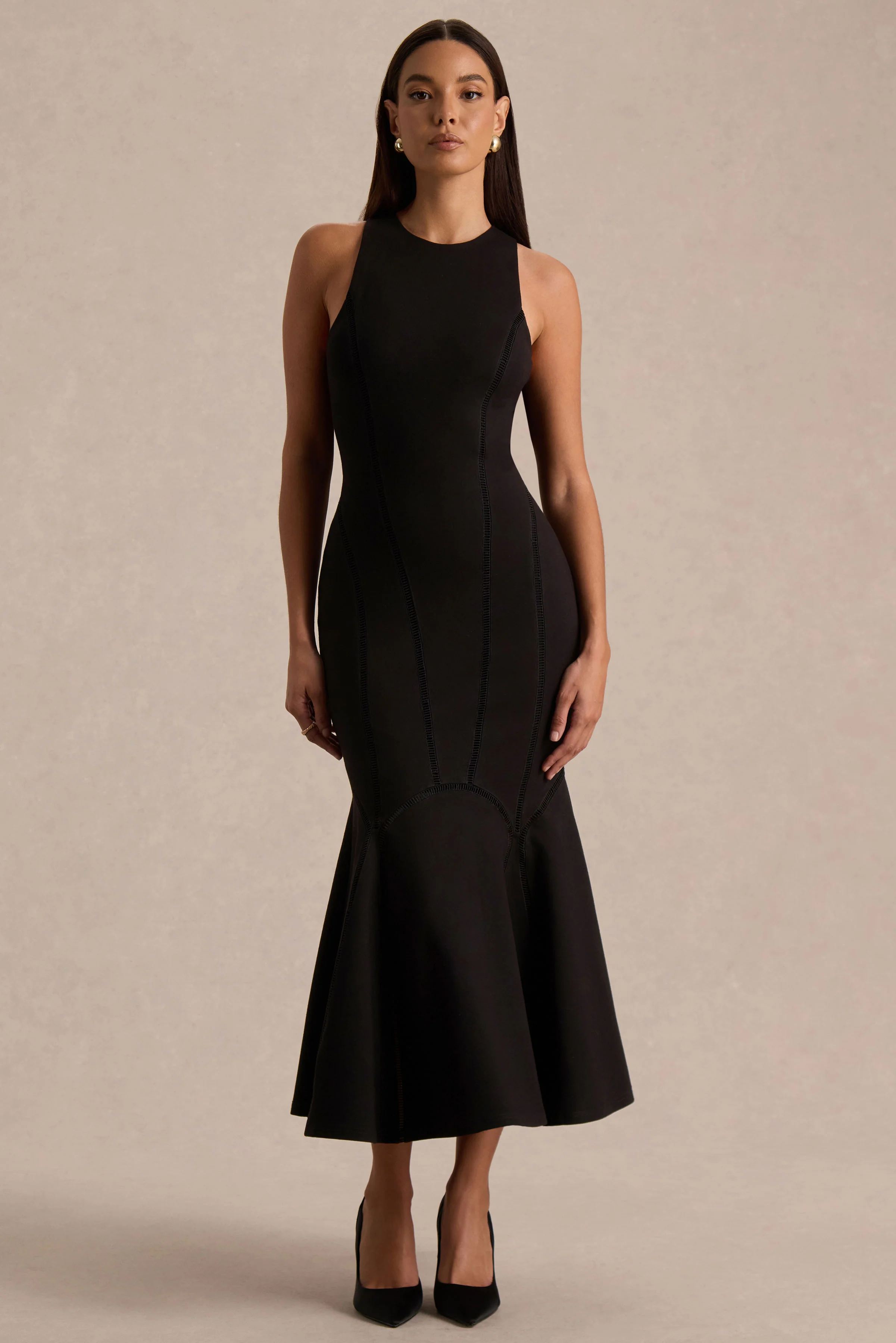 Sally | Robe mi-longue noire à col rond taille basse et détails plissés