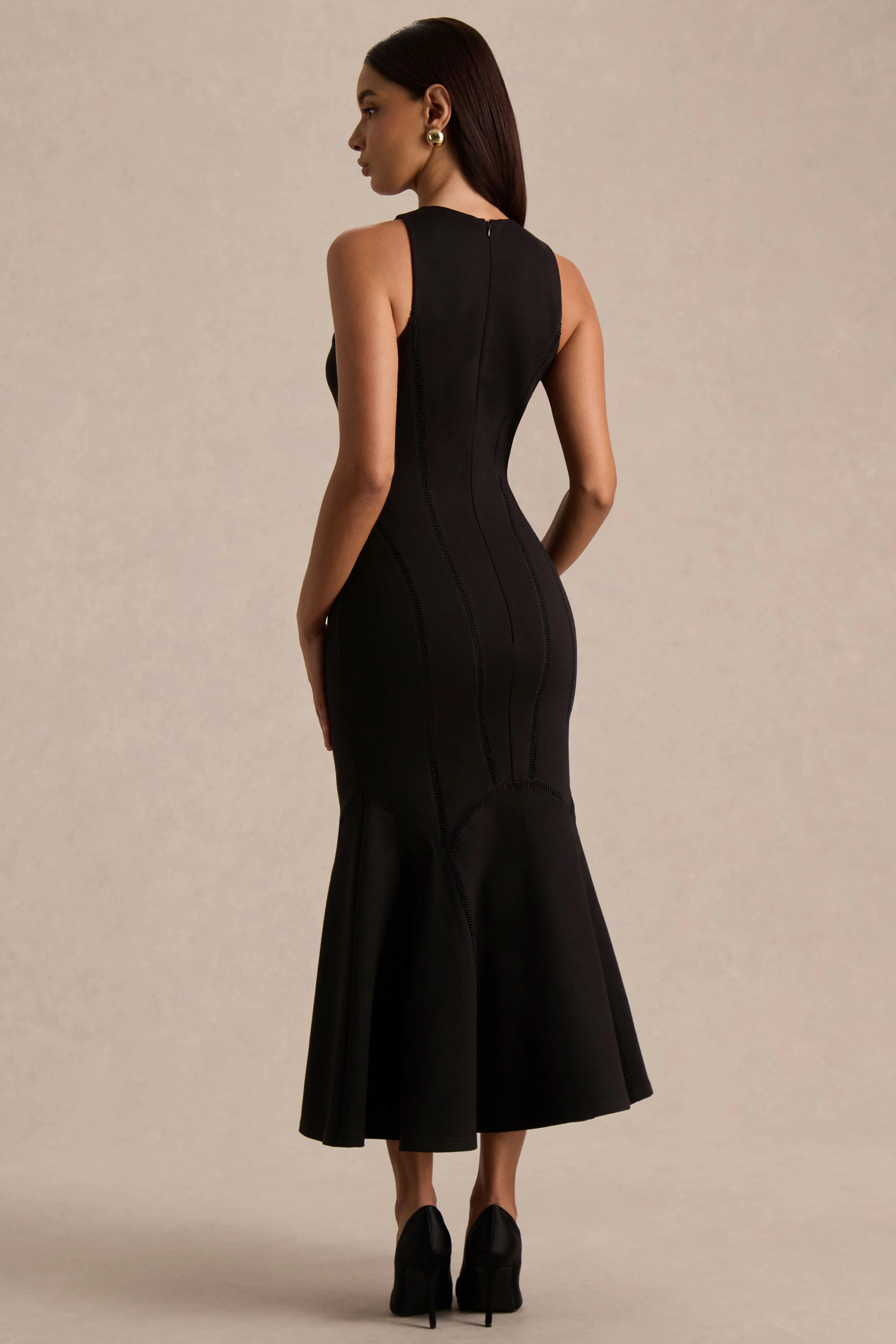 Sally | Robe mi-longue noire à col rond taille basse et détails plissés - Image 2
