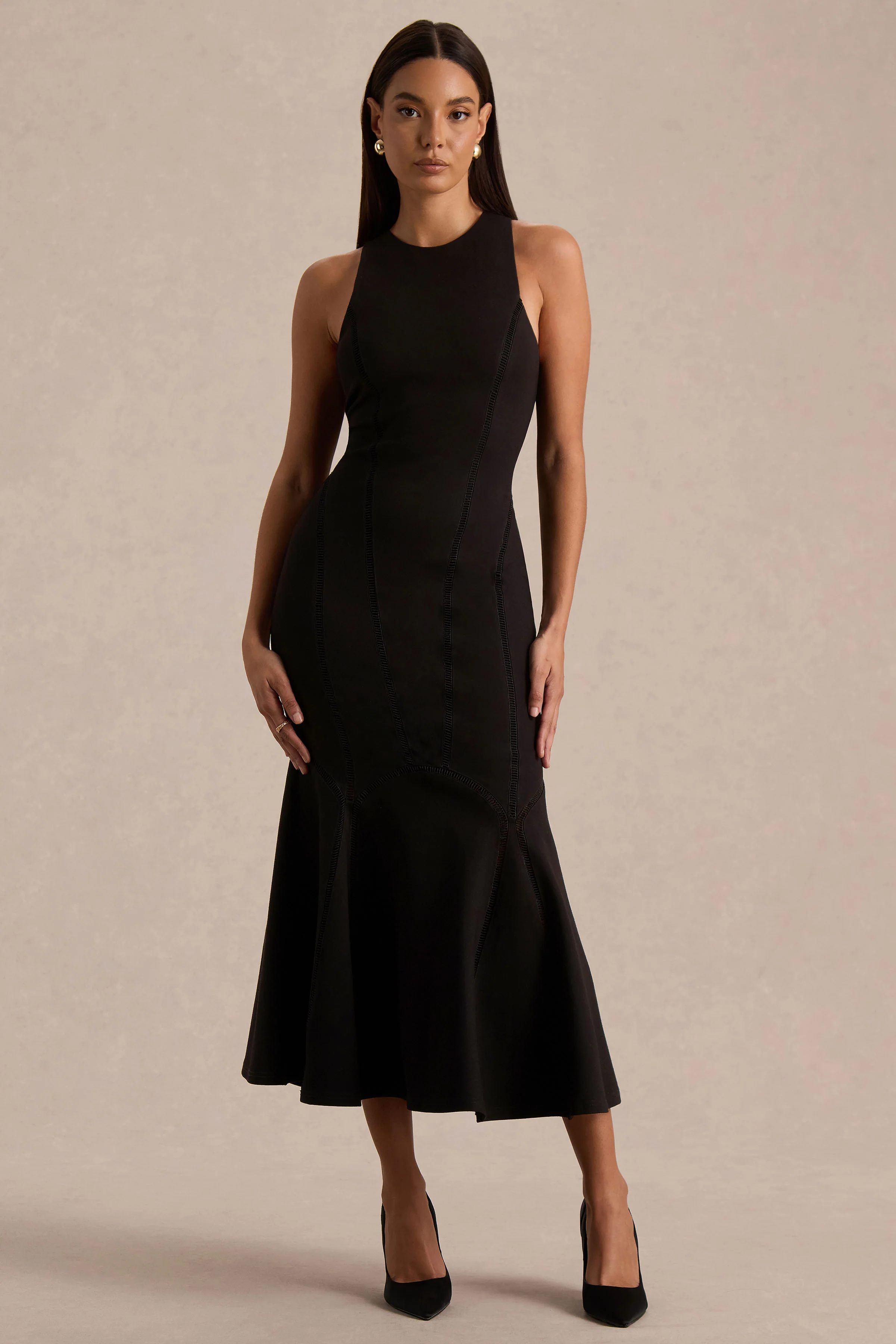 Sally | Robe mi-longue noire à col rond taille basse et détails plissés - Image 4