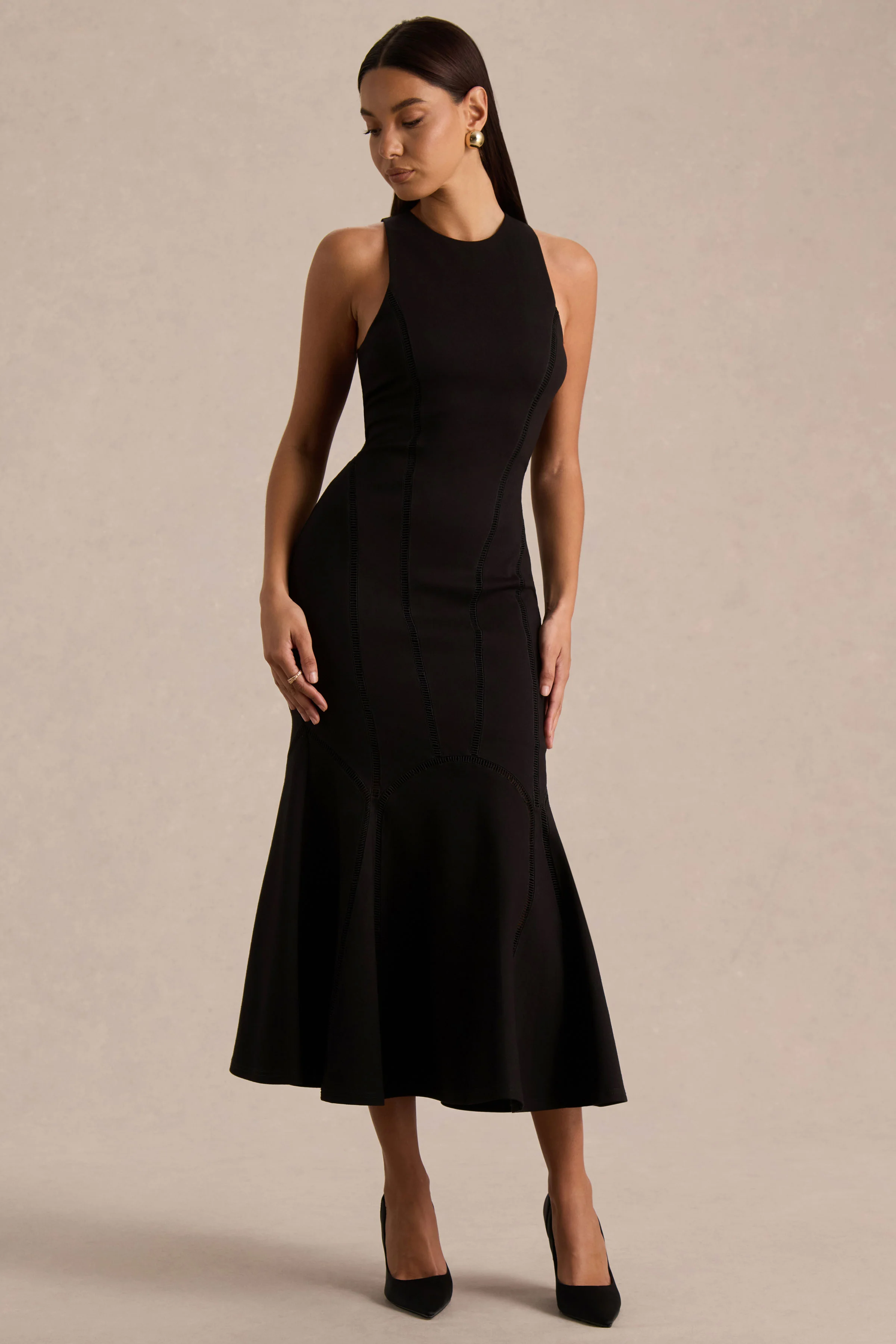 Sally | Robe mi-longue noire à col rond taille basse et détails plissés - Image 5