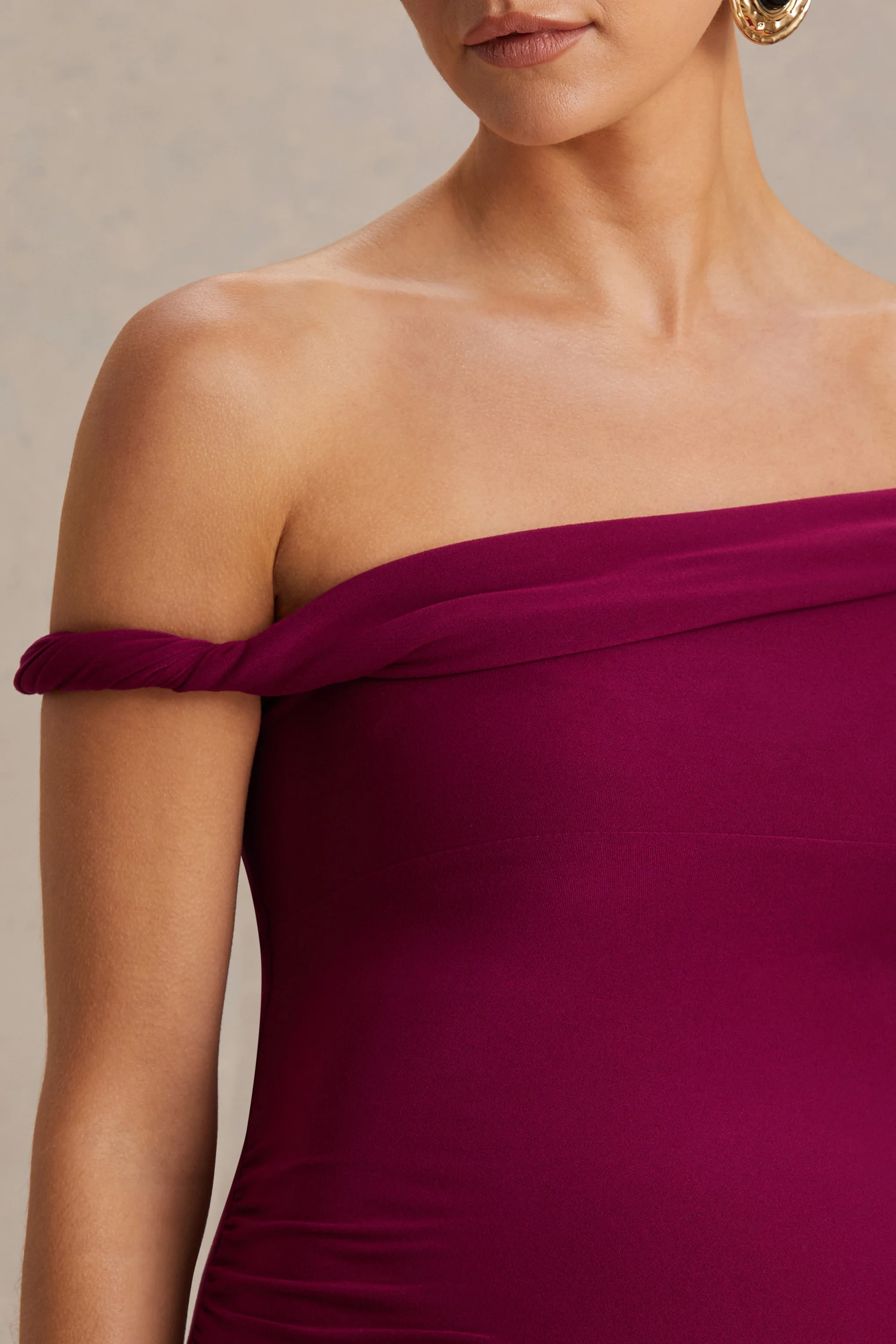 Salome | Robe de maternité mi-longue bordeaux à encolure asymétrique et détail torsadé - Image 3