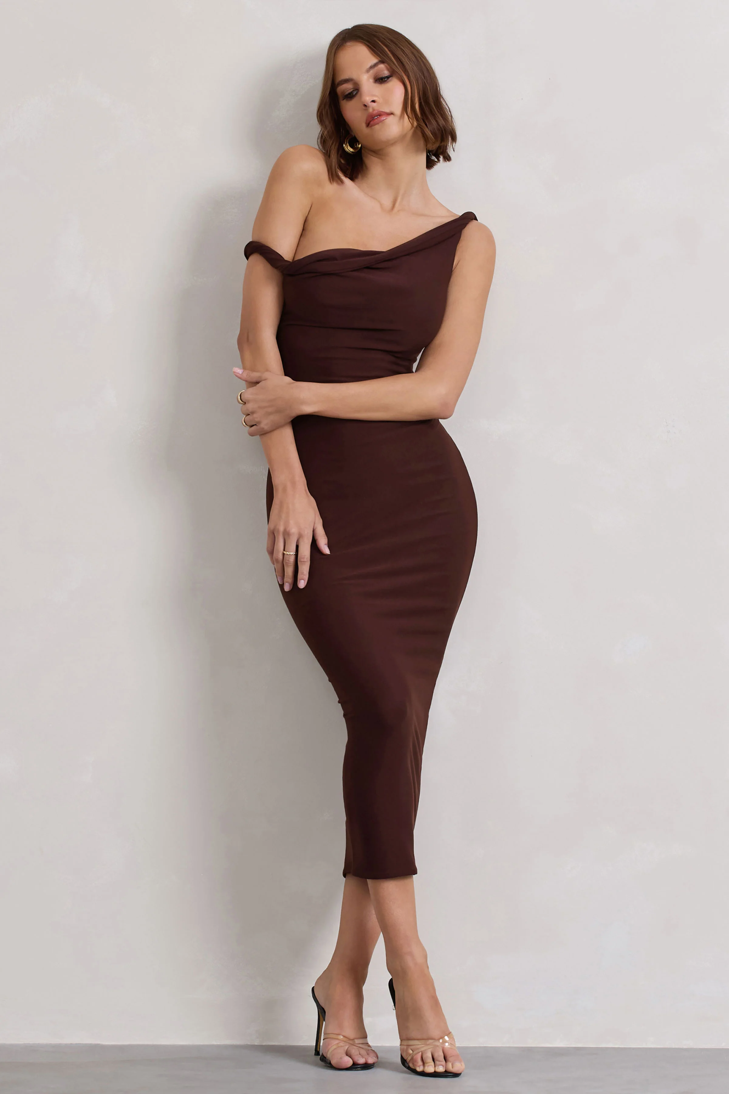 Salome | Robe mi-longue chocolat torsadée et asymétrique - Image 4