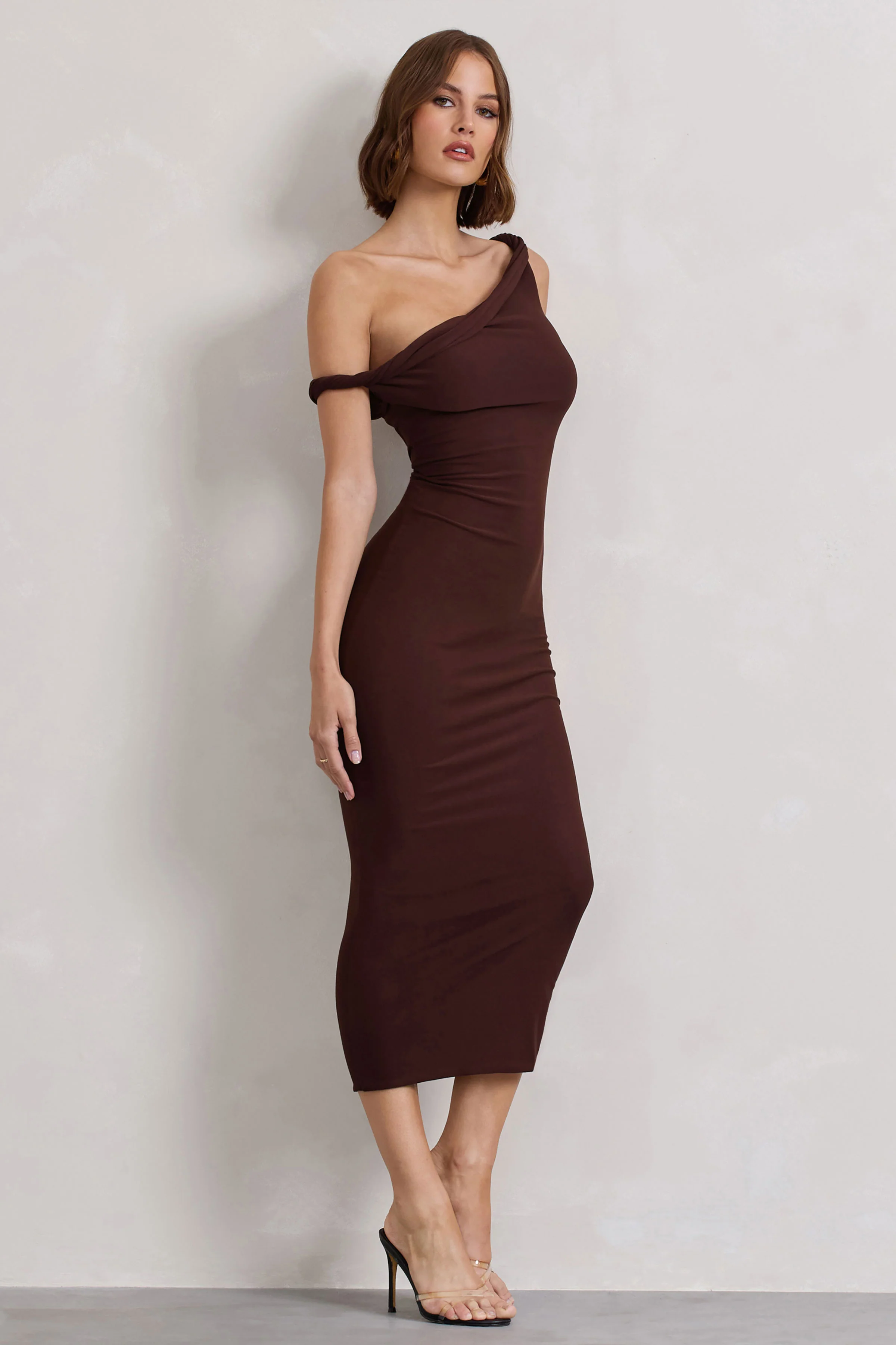 Salome | Robe mi-longue chocolat torsadée et asymétrique - Image 5