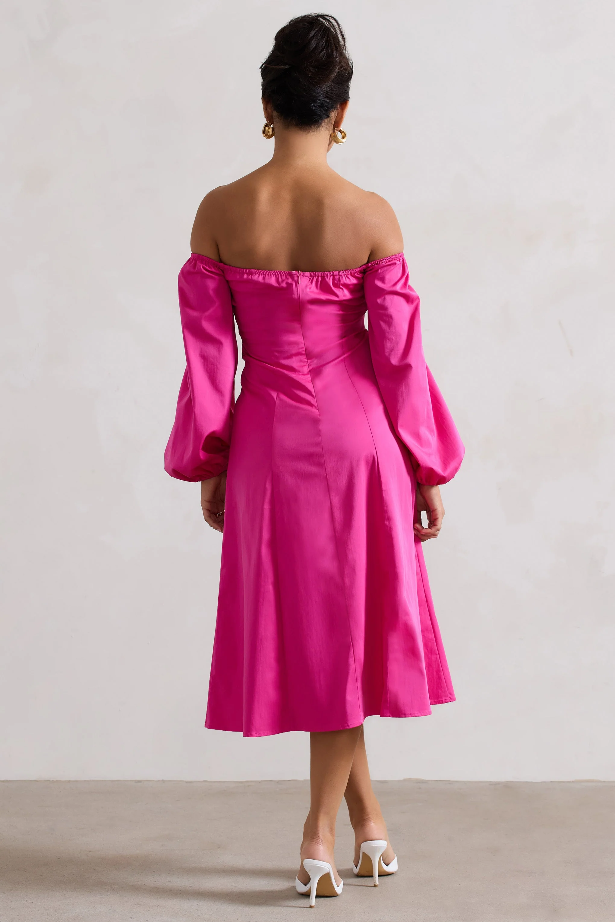 Santino | Robe mi-longue rose décolleté bardot torsadé et manches bouffantes - Image 2