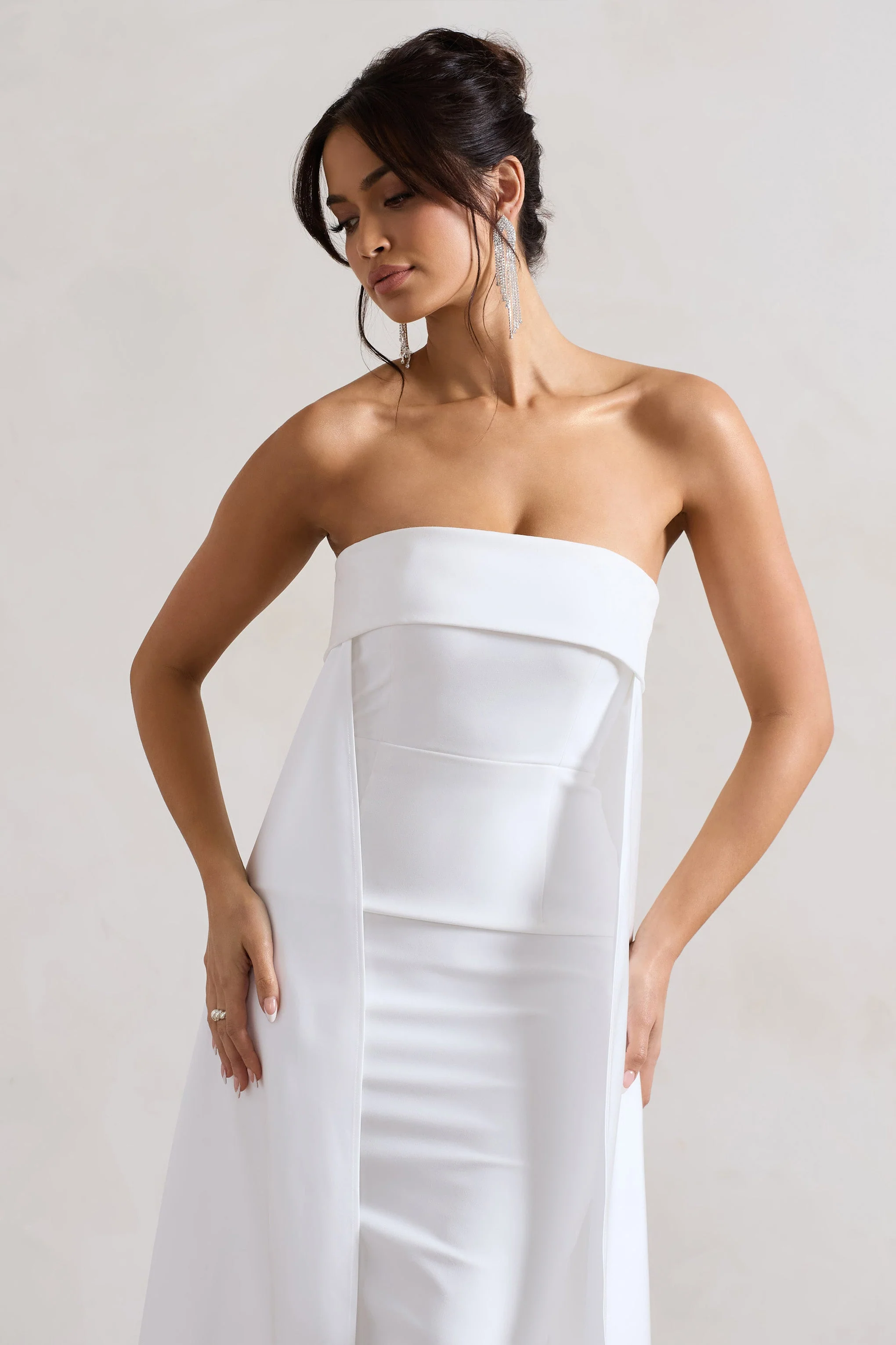 Save The Date | Robe mi-longue crème à encolure bandeau et cape - Image 3