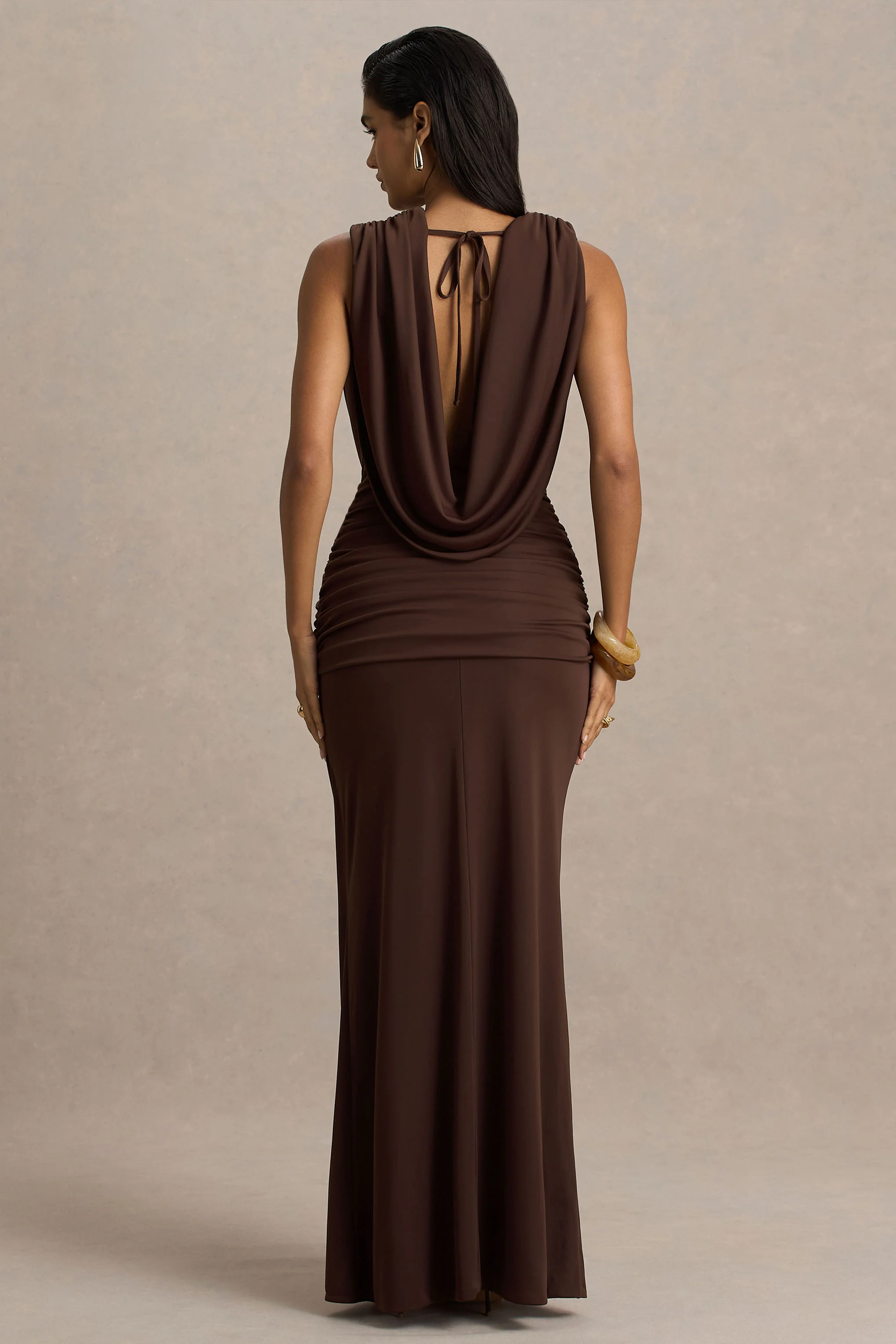 Serafina | Robe longue chocolat à décolleté plongeant extrême avec détails froncés et dos nu - Image 3