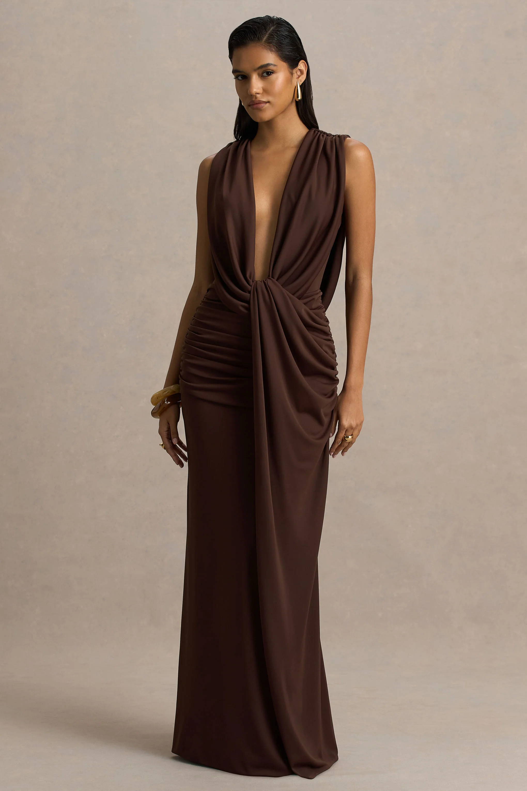 Serafina | Robe longue chocolat à décolleté plongeant extrême avec détails froncés et dos nu - Image 5