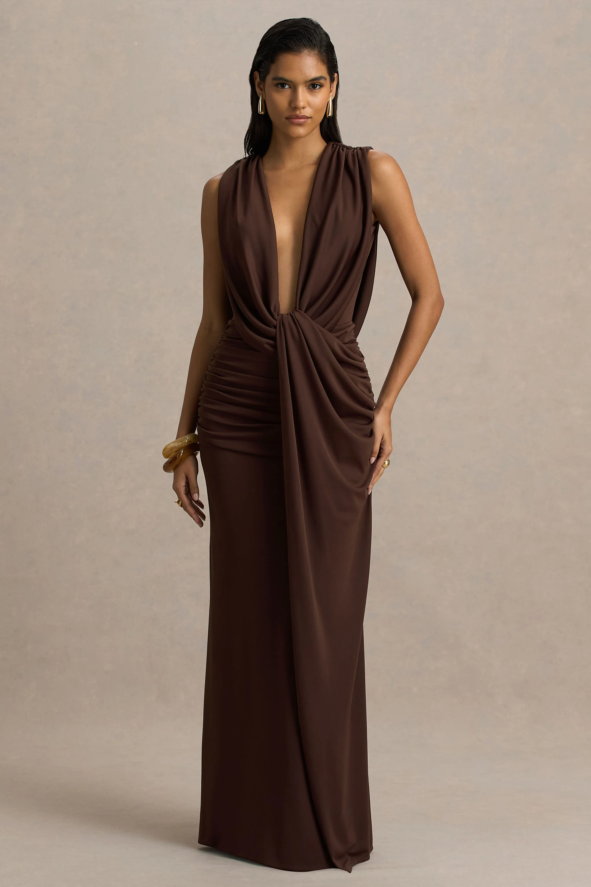 Serafina | Robe longue chocolat à décolleté plongeant extrême avec détails froncés et dos nu - Image 6