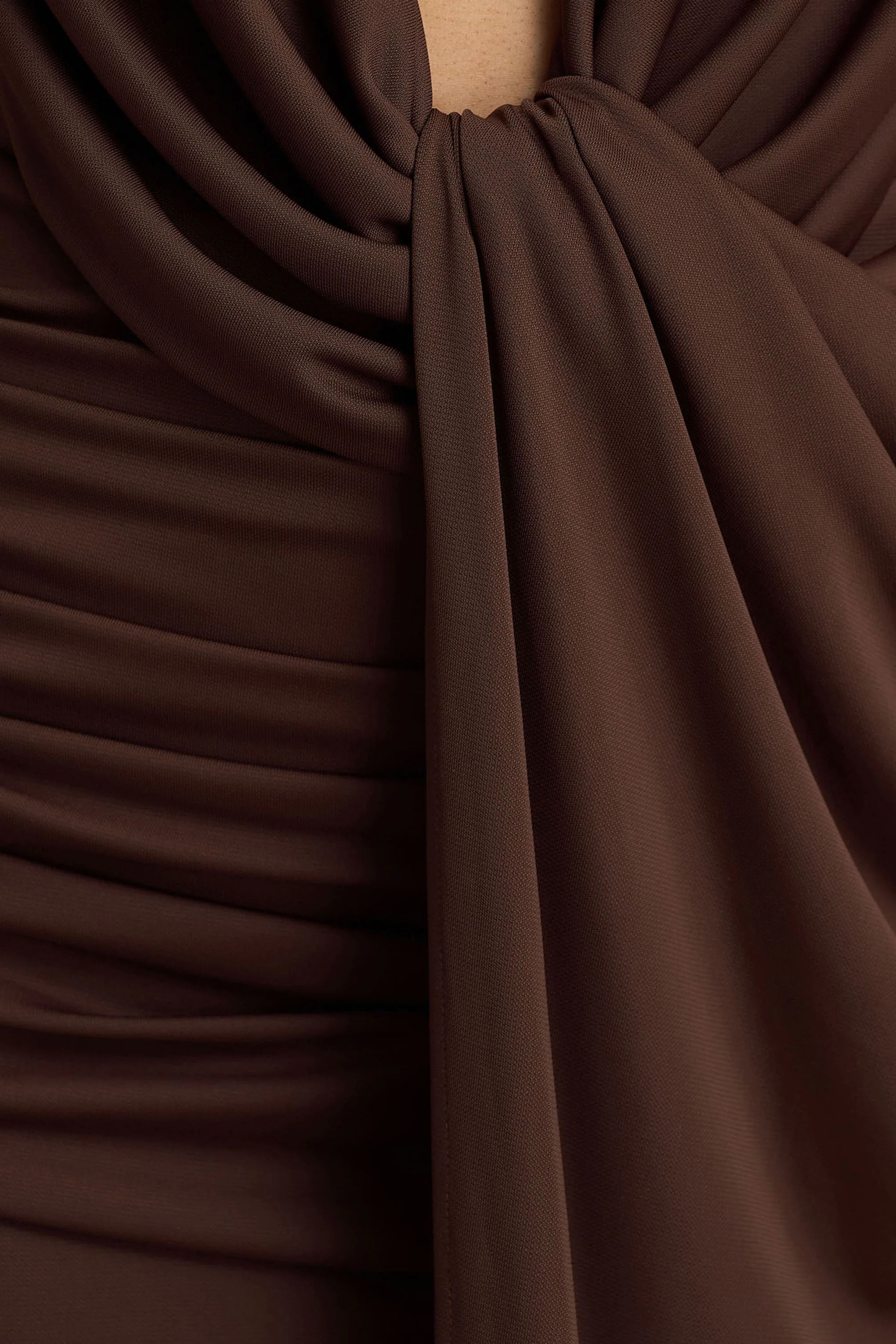 Serafina | Robe longue chocolat à décolleté plongeant extrême avec détails froncés et dos nu - Image 7