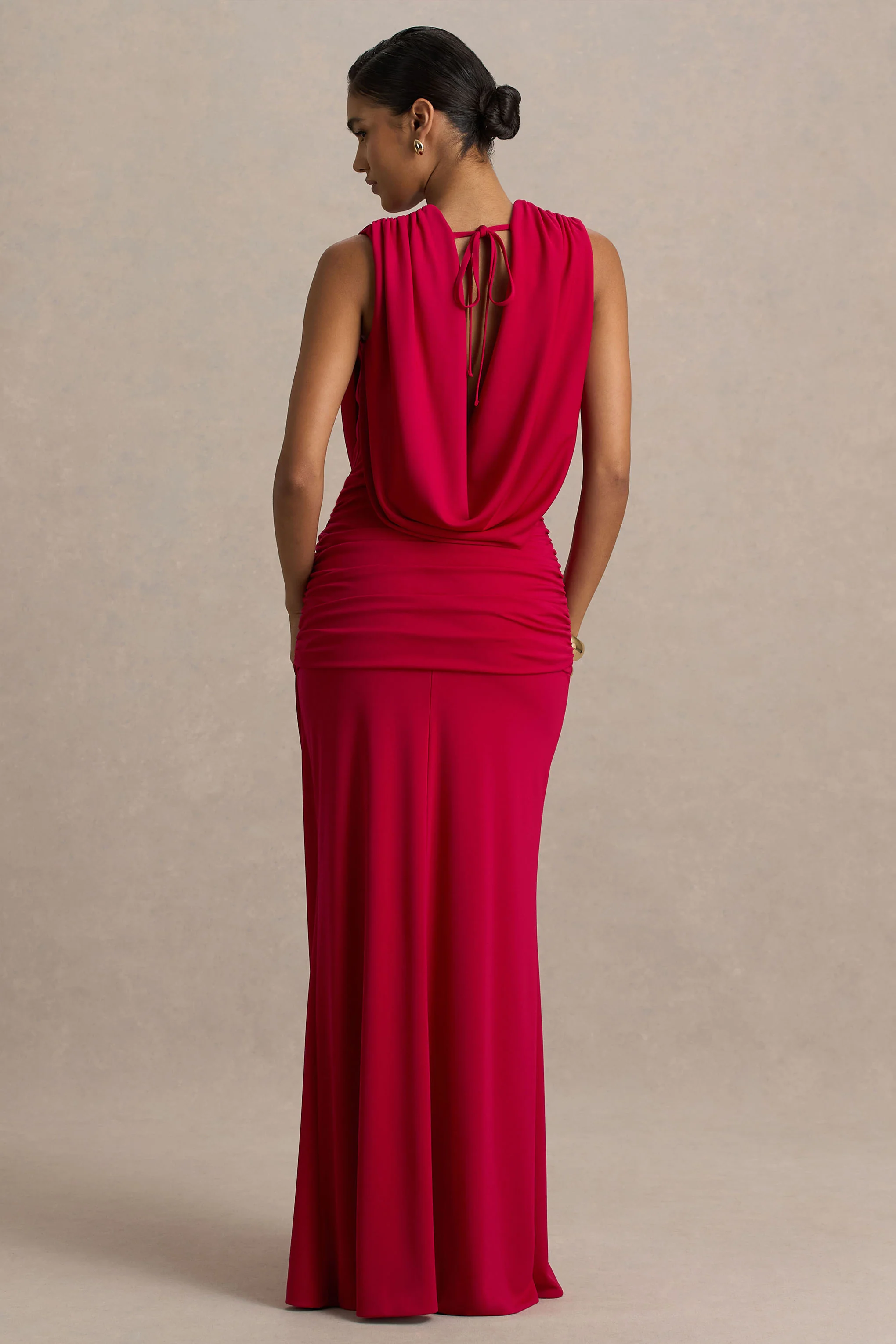 Serafina | Robe longue rouge à décolleté plongeant extrême avec détails froncés et dos nu - Image 2