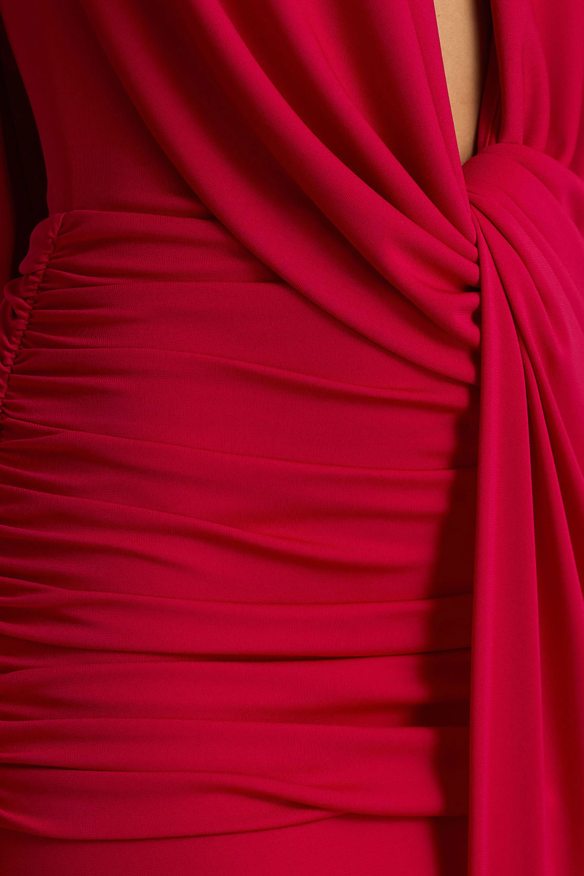 Serafina | Robe longue rouge à décolleté plongeant extrême avec détails froncés et dos nu - Image 6