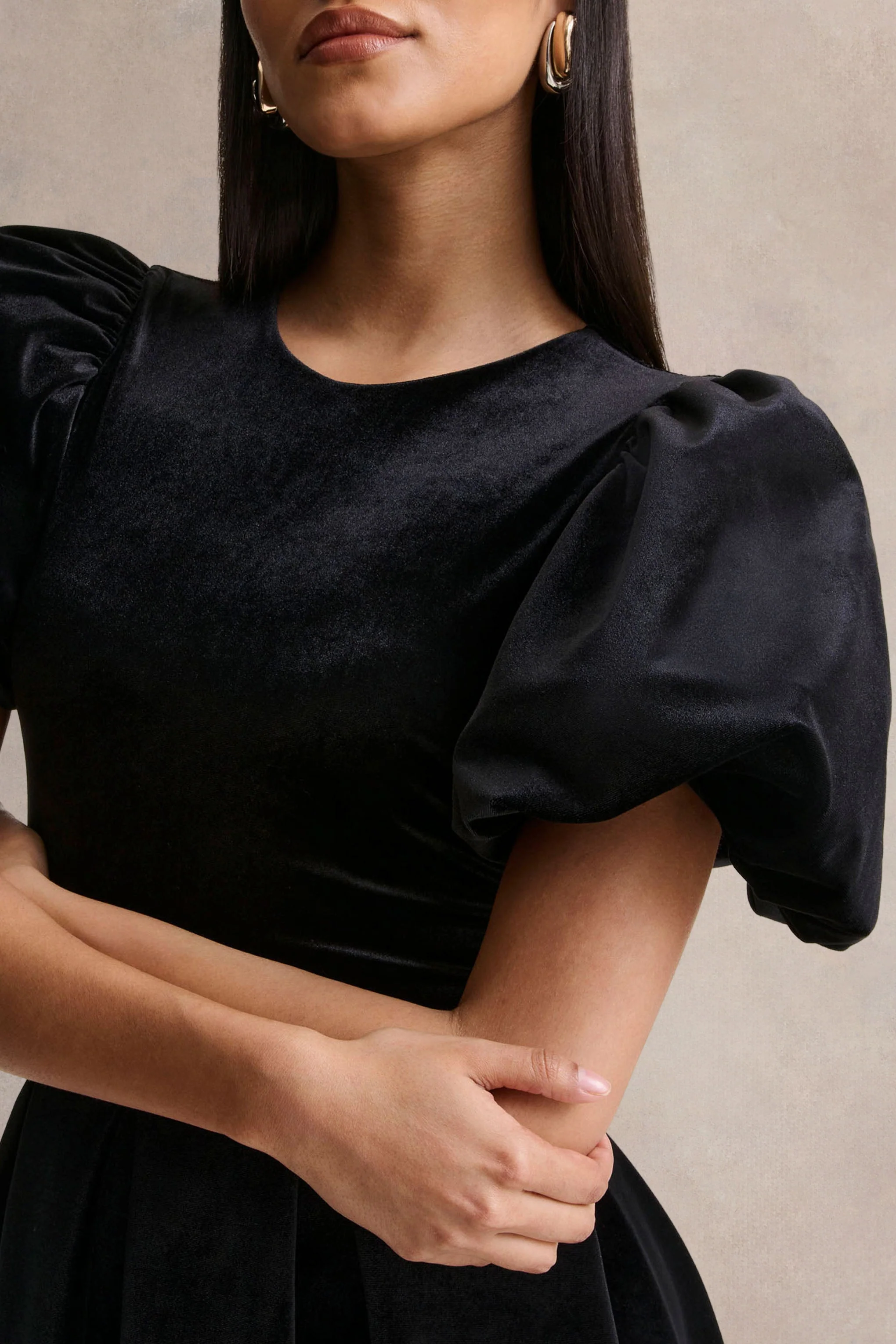 Seraphic | robe mi-longue noire en velours avec manches bouffantes - Image 5