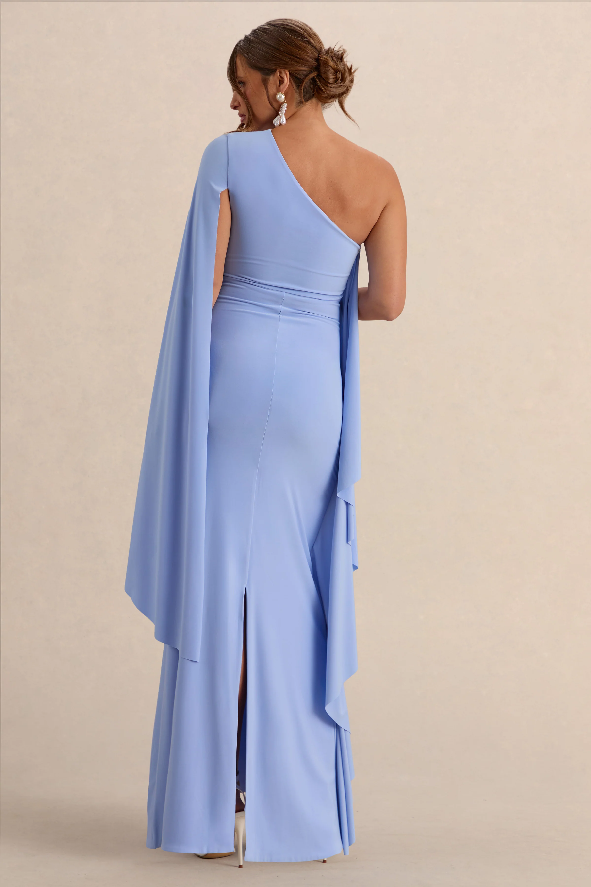 Shanae | Robe longue de maternité bleu clair à encolure asymétrique avec manche cape et détails froncés - Image 2
